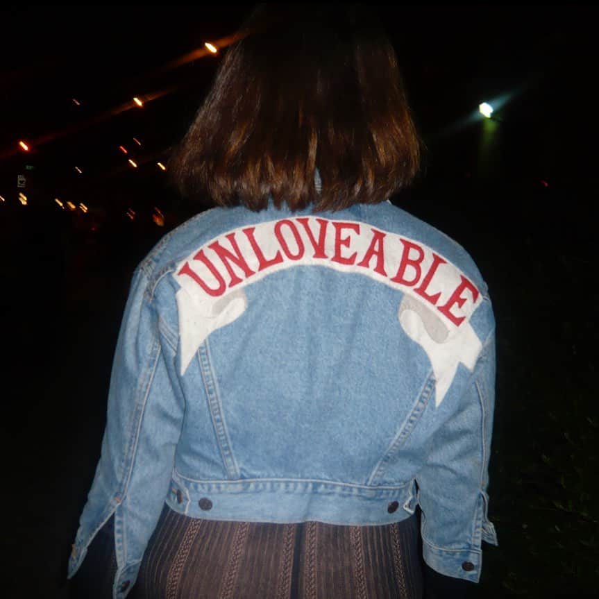 オランピアルタンのインスタグラム：「My Unloveable jacket. This was the first one of these I made... 15 years ago. At the beginning it had to be a song. Sewed the felt ribbon onto a vintage kids Levis I had. ❤️🪡🧵✂️ #throwback #songjackets #unloveable #happyvalentinesday」