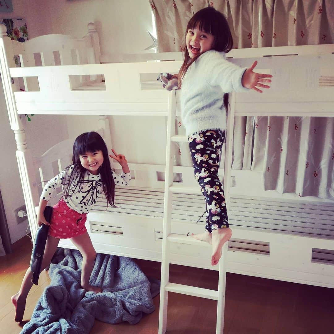 ボビー・ジュードのインスタグラム：「Finally got their own beds, finally starting to sleep in their own room.  See how happy they look?  Now imagine how happy I am. 🤣」