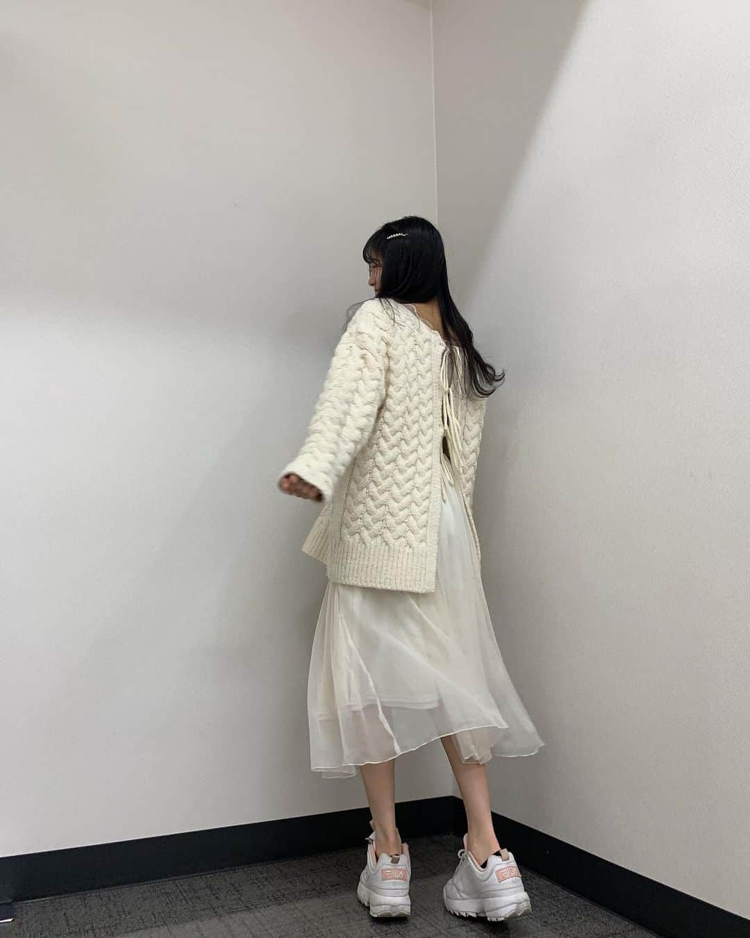 安田桃寧さんのインスタグラム写真 - (安田桃寧Instagram)「. 今日のお話し会の服でした💗  スキニー合わせてもかわいいですね☁️  後ろのリボンがかわいい！ 前後どっちでも着れます🐣🐣🐣  #ニット #ロングスカート #ナイスクラップ #NICE CLAUP #パールピン」2月14日 21時36分 - peachpeach_o6o8