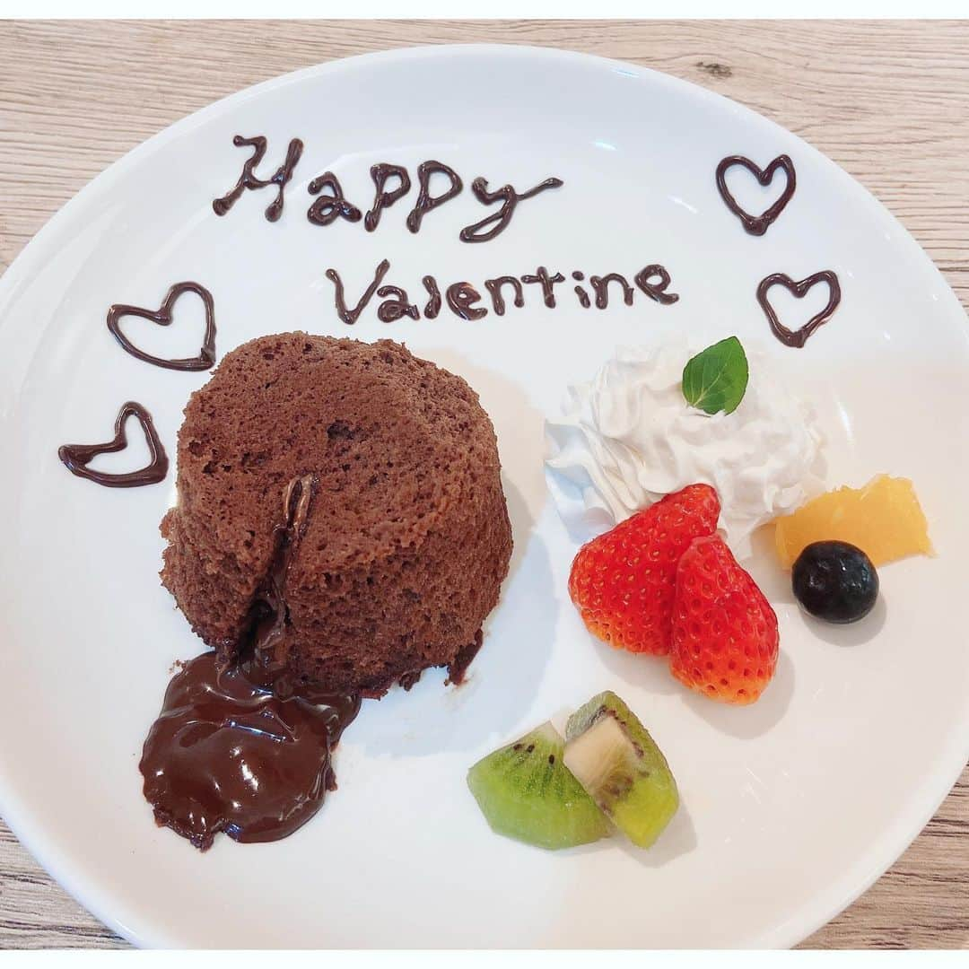 川井優沙のインスタグラム：「. Happy Valentine🍫 . #バレンタイン #フォンダンショコラ #低糖質  #低糖質スイーツ #糖質50パーセントオフ #大豆  #スイーツ #スイーツテロ #スイーツ作り #ヘルシー  #valentine #valentineday #valentinecake #sweets  #sweetstagram #sweetsgram #sweetstime」