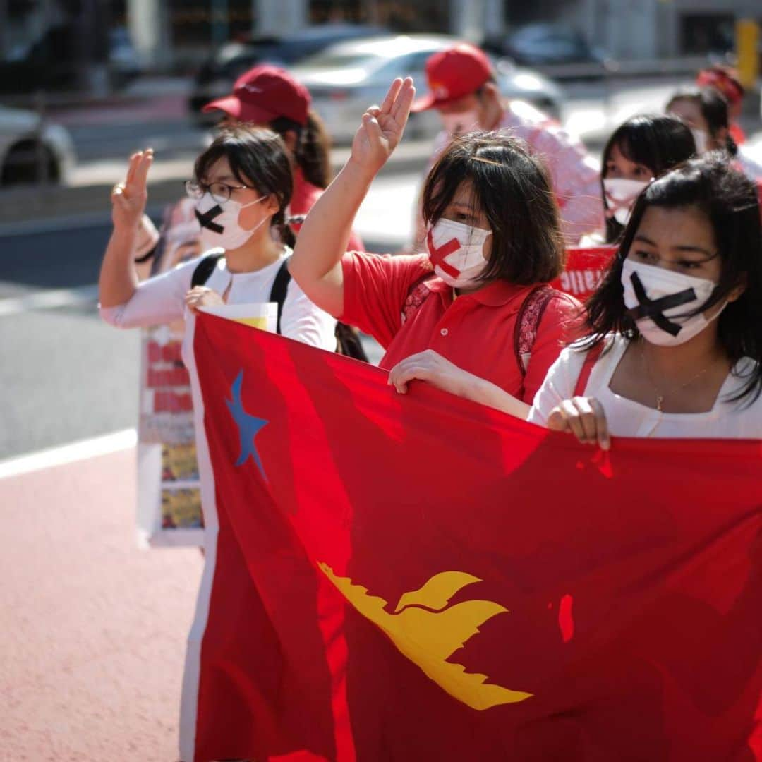 The Japan Timesさんのインスタグラム写真 - (The Japan TimesInstagram)「The flag of Myanmar was hoisted high Sunday in Tokyo’s Shibuya Ward, where thousands marched through the streets to protest the military coup that took place in the Southeast Asian country earlier this month. Around 5,000 people — mostly Myanmar nationals — gathered Sunday with flags raised and signs in hand to protest the putsch that occurred in their home country earlier this month and the subsequent detainment by the military of major political leaders, including Aung San Suu Kyi and President Win Myint. The military seized control of the government on Feb. 1, alleging fraud in Suu Kyi’s landslide victory in a national election in November. Television broadcasters have been shut down, internet and phone services severed, banks forced to close and a curfew put in place as troops patrol the streets. The protesters in Shibuya called for the curfew to be lifted, the detainees to be released and the country returned to the people. Link to story in bio. (📸 Ryusei Takahashi @ryuseitakahashi217 photos)  . . . . . . #myanmar #burma #savemyanmar🇲🇲 #aungsansuukyi #protests #shibuya #tokyo #japan #ミャンマー #ビルマ #アウンサンスーチー #デモ #渋谷 #東京 #日本」2月14日 21時47分 - thejapantimes