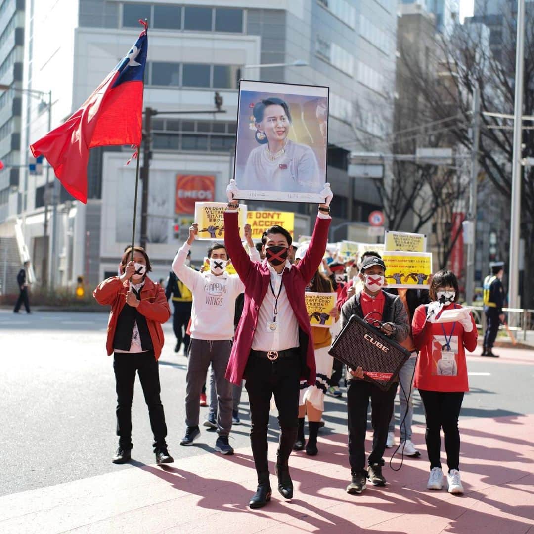 The Japan Timesさんのインスタグラム写真 - (The Japan TimesInstagram)「The flag of Myanmar was hoisted high Sunday in Tokyo’s Shibuya Ward, where thousands marched through the streets to protest the military coup that took place in the Southeast Asian country earlier this month. Around 5,000 people — mostly Myanmar nationals — gathered Sunday with flags raised and signs in hand to protest the putsch that occurred in their home country earlier this month and the subsequent detainment by the military of major political leaders, including Aung San Suu Kyi and President Win Myint. The military seized control of the government on Feb. 1, alleging fraud in Suu Kyi’s landslide victory in a national election in November. Television broadcasters have been shut down, internet and phone services severed, banks forced to close and a curfew put in place as troops patrol the streets. The protesters in Shibuya called for the curfew to be lifted, the detainees to be released and the country returned to the people. Link to story in bio. (📸 Ryusei Takahashi @ryuseitakahashi217 photos)  . . . . . . #myanmar #burma #savemyanmar🇲🇲 #aungsansuukyi #protests #shibuya #tokyo #japan #ミャンマー #ビルマ #アウンサンスーチー #デモ #渋谷 #東京 #日本」2月14日 21時47分 - thejapantimes
