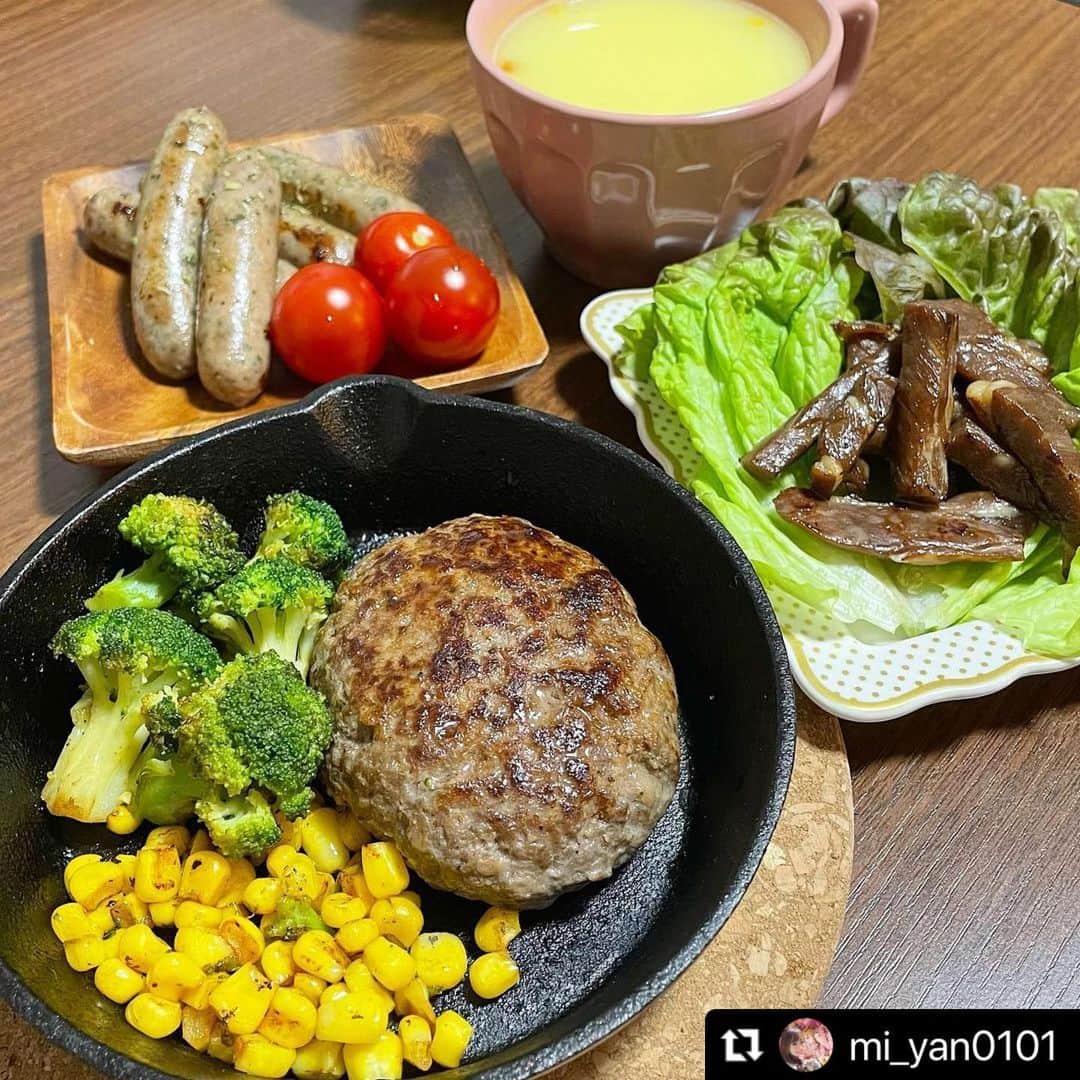 KEMONOのインスタグラム：「. . 素敵なお写真ありがとうございます😳❤️ こちら【ジビエお試しセット】になります🐥✨ . ジビエは美容や健康にもめちゃくちゃよくて、カロリーは「牛肉の約3分の1」、脂質は「牛肉の約7分の1」なんです！！ それなのに、なんと...たんぱく質は約1.5倍！👻 栄養価もめちゃくちゃ高いんです🐥 . 投稿をタップすると直接購入できちゃいます☺️ 全ての商品は、KEMONOのインスタプロフィールのURLから🗣 @kemono1215  . ご注文お待ちしております🐥✨ . #Repost @mi_yan0101 with @make_repost ・・・ ジビエ肉セット （猪肉ハンバーグ・猪肉ソーセージ・生ラムさいぼし）を いただいたの食べてみたよ❤ @kemono1215  . ラムのさいぼしは 結構ラムの香りが強い！ １つ頬張ると病みつきになるw . 猪肉ソーセージは少しバジルが入っているからか 爽やかな香りが鼻から抜けて 比較的誰でも食べやすい味❤ （個人的に一番すきやった❤ . 猪肉ハンバーグはめちゃくちゃジューシーで 肉感も感じられて食べ応え🙆‍♀️ 猪の独特な香りが猪好きにはたまらない一品🤤 . どれもクセのあるものだけど 好きな人にはめちゃくちゃハマる 美味しいジビエ料理でした🐗❤ . こういう変わり種もたまにはええなー🤤 照樹も喜んでくれてよかった❤ . . #ジビエ専門店 #ジビエ #ジビエ肉 #ジビエ通販 #ジビエ料理 #生ラム #イノシシ肉 #猪#おうちごはん#おうち時間#おうちご飯#おうちじかん#dinner#pr#猪肉#ラム肉#ハンバーグ#焼くだけ#手抜きごはん」