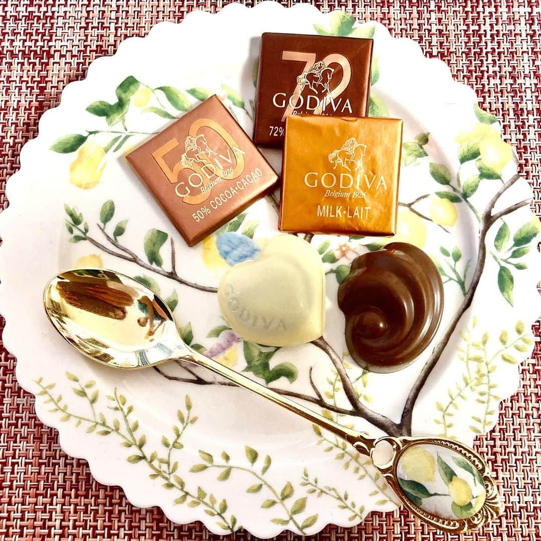chihoさんのインスタグラム写真 - (chihoInstagram)「💛バレンタインデー💛﻿ ﻿ ほんとはね、﻿ ここに手作りしたチョコケーキが﻿ のる予定だったんだけど…﻿ ﻿ ﻿ ﻿ 失敗したー😂😂😂﻿ ﻿ ﻿ 欲張りし過ぎて…﻿ ケーキ型にいっぱいチョコレートを﻿ 注いだら膨らみ過ぎて、﻿ 味は良かったんだけど﻿ 見た目は残念だったので、﻿ Instagram掲載は自粛😝﻿ ﻿ ﻿ なので、代わりに﻿ GODIVAで♪﻿ ﻿ ﻿ かわいいポーセラーツの﻿ プレートとスプーンは @ranunculus_haruko  さんの 作られたもの♡﻿  ﻿ ﻿かわいいポーセラーツ作品で、 どんどんレンジの中で 膨らみ過ぎていく チョコケーキを見て切ない気持ちに なったのを忘れさせてくれました😝 ﻿ ﻿ ﻿ ｡:+* ﾟ ゜ﾟ *+:｡:+* ﾟ ゜ﾟ *+:｡:+* ﾟ ゜ﾟ *+:｡﻿ ﻿ 🍋キャリアを目指す女性は﻿ 　恋愛も思い通り﻿ 　﻿ ﻿ 　#恋キャリア革命 ﻿ ﻿ キャリアも恋愛・結婚も両方手に入れたい♪﻿ そんな女性に向けて、発信中✨﻿ 恋キャリアアカデミー主宰　宮本　ちほ﻿ ﻿ ___ ___ ___ ___ ___ ___ ___ ___ ___﻿ ﻿ 私は【キャリアを目指す女性は恋愛も思い通り！】というコンセプトのもと、恋キャリアアカデミー　を主宰しています。﻿ ﻿ 仕事も恋愛も上手くいかず、自分を攻め続けた過去がありました。﻿ ﻿ ある人の教えを元に自分と向き合う中で、﻿ 驚くほど劇的に理想の仕事とパートナーを﻿ 見つけることができました。﻿ ﻿ 仕事も恋愛・結婚の悩みで﻿ 苦しんでいませんか？﻿ 悩みを抱えたままにしていませんか？﻿ ﻿ その悩みを手放して、思い通りのキャリアと恋愛・結婚を手に入れるメソッドは、こちらから → @chiho_koicareer  ﻿ どんな女性もキャリアと恋愛・結婚の両方を﻿ 手に入れることができると信じています。﻿ ﻿ ﻿ #キャリアウーマン#キャリア女子#働く女子#自分磨き#女子力アップ#転職#女性の働き方#女性のキャリア#女性を楽しむ #人生変えたい#人生を楽しむ#仕事を楽しむ#好きなことを仕事に#やりたいことをやる#副業#起業女子#アラサーol#恋キャリア#恋キャリ#結婚#婚活#スピード婚#バレンタイン#valentine#valentineday#チョコレート#chocolate#godiva#ポーセラーツ」2月14日 21時48分 - chiho_koicareer