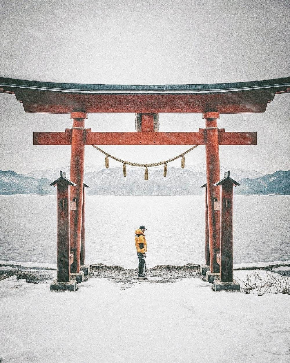 Berlin Tokyoさんのインスタグラム写真 - (Berlin TokyoInstagram)「The crimson-red tori gate stands solemnly in the white snow, embodying the sun and integrity represented in the national flag of Japan. . . . #hellofrom Akita, #japan」2月14日 21時48分 - tokio_kid