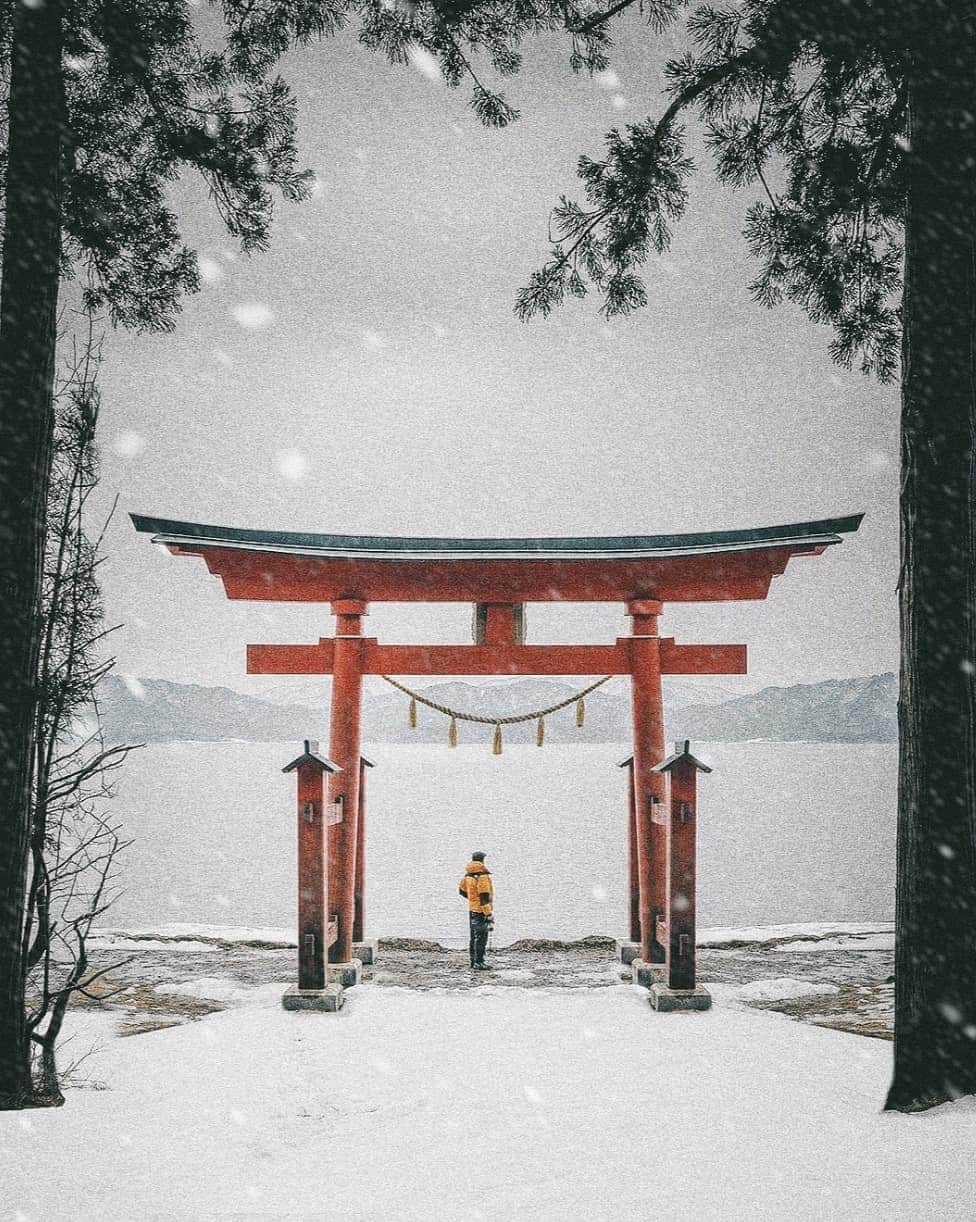 のインスタグラム：「The crimson-red tori gate stands solemnly in the white snow, embodying the sun and integrity represented in the national flag of Japan. . . . #hellofrom Akita, #japan」