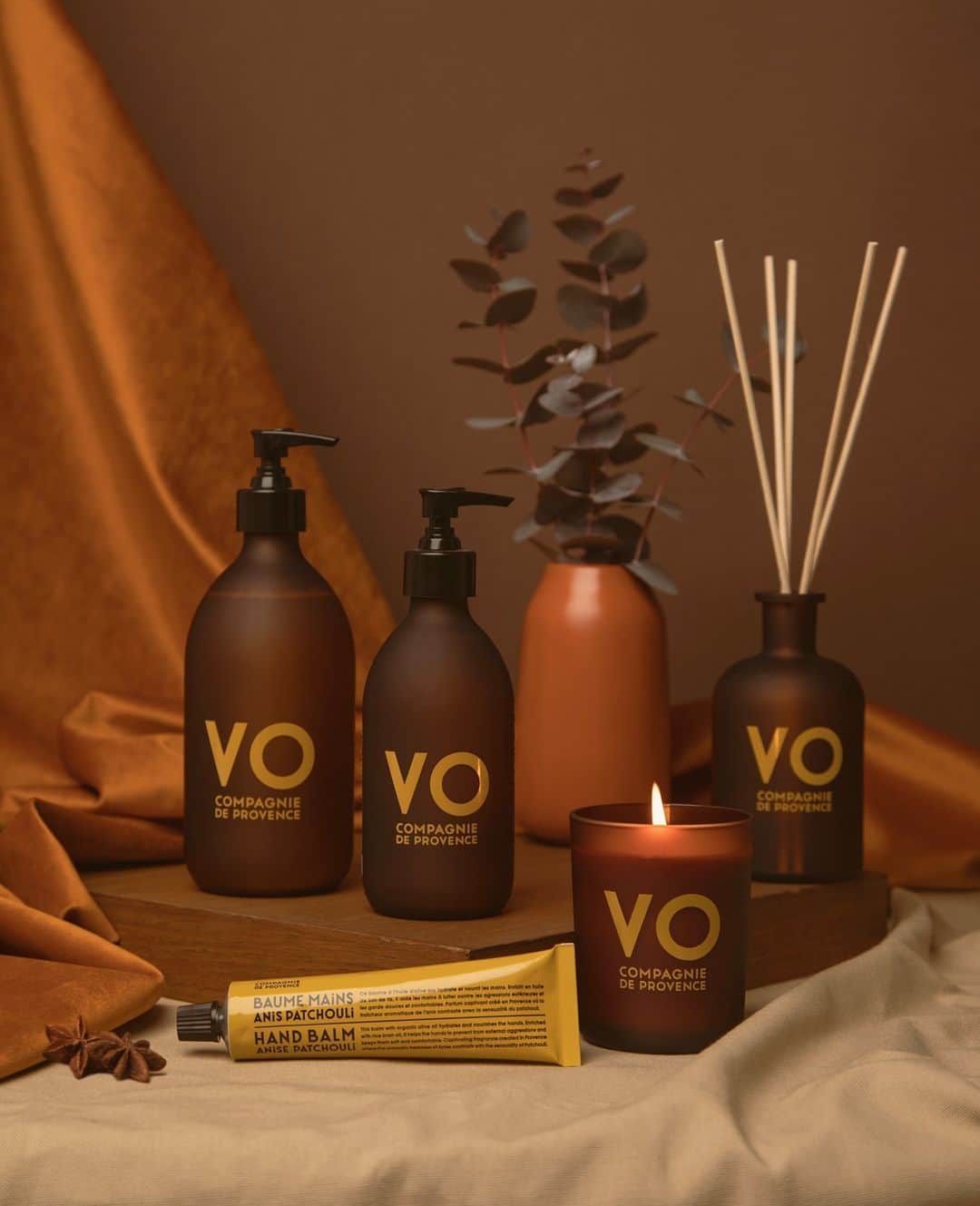 カンパニードプロバンスのインスタグラム：「Imaginée en Provence 🌞 la collection Version Originale se décline en soins pour les mains et le corps enrichis en huile d’olive bio, bougies à la cire 100% d’origine végétale et diffuseurs de parfum. 🌲 Une collection aux étuis imprimés sur du papier issu de forêts gérées durablement et certifiées PEFC.⁠ --⁠ Imagined in Provence, the Version Originale collection is available in hand and body care enriched with organic olive oil, 100% vegetable wax candles and fragrance diffusers 🌲 A collection with cases printed on paper from sustainably managed forests that are PEFC certified.」