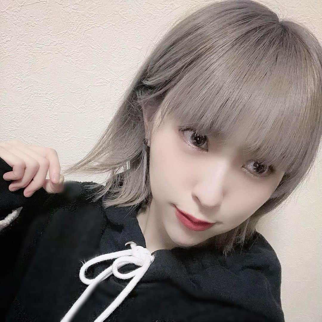 綾野ましろのインスタグラム：「New hairstyle꙳✰⋆  毛先を少し軽く♪  #lightgray #hairstyle #haircolor」