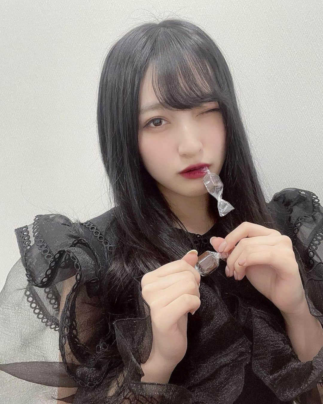 のインスタグラム：「ℋ𝒶𝓅𝓅𝓎 𝒱𝒶𝓁ℯ𝓃𝓉𝒾𝓃ℯ🤎  . . #zara」