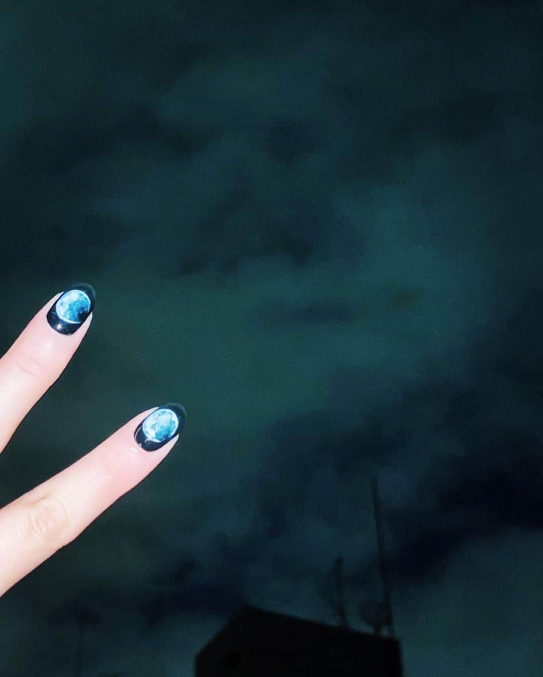 のインスタグラム：「みてみてみて まよさんに超可愛いネイルしてもらったよ 🌘🌗🌖🌕」
