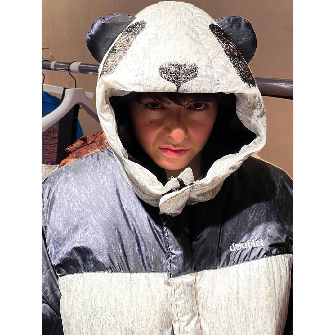 ハリー杉山のインスタグラム：「"パンダウン"  バレンタインっぽい写真無くてごめんなさい😂 朝から走って、体ケアして、地元の豆腐屋さんからのチョコを食べ倒して絶好調の杉山です。  さて楽しくてスマイルを人に届ける服を世に送る @__doublet__ の展示会。  "パンダウン"  服からときめきをいただく一日でした。これ着たらロンドンで誰かしらにハグされるだろうな😂❤️  Stay safe, may ur Sunday be blessed with a sprinkle of love in all forms❤️  #valentines #doublet」
