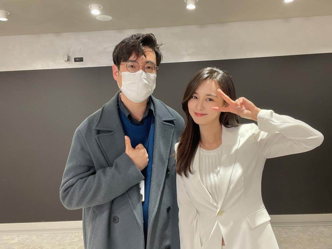 ホ・ヨンジュ のインスタグラム：「#클럽하우스 2월 16일 화요일 밤 10시  ✨미래인재방✨어떻게 살 것인가? feat. N잡, 부캐, 사이드프로젝트 with세바시 조재형pd  👩🏻‍💻미래인재들 모여라!  틱톡 550만 크리에이터,싱어송라이터,강연가,라디오dj 등등 매일을 다른 캐릭터로 살아가는 프로N잡러 허영주와 세바시 pd이자 작가, 강연가 등등 착실한 딴짓러로 활동중인 @jimiq_photo 조재형pd와 "어떻게 살 것인가"에 대해 이야기합니다. 미래 인재들의 뜨거운 토론 환영해요🥳  -저의 세바시 강연 처음부터 끝까지 서포트해준 재형피디님.. ✨👍 저는 진짜 인복이 많은 것 같아요 ㅠㅠㅜ 제 이야기를 발견해 주시고 무대에 설 수 있게 해 주셔서 감사합니다☺️  #미래인재커뮤니티#세바시#듀자매#허영주#클하」
