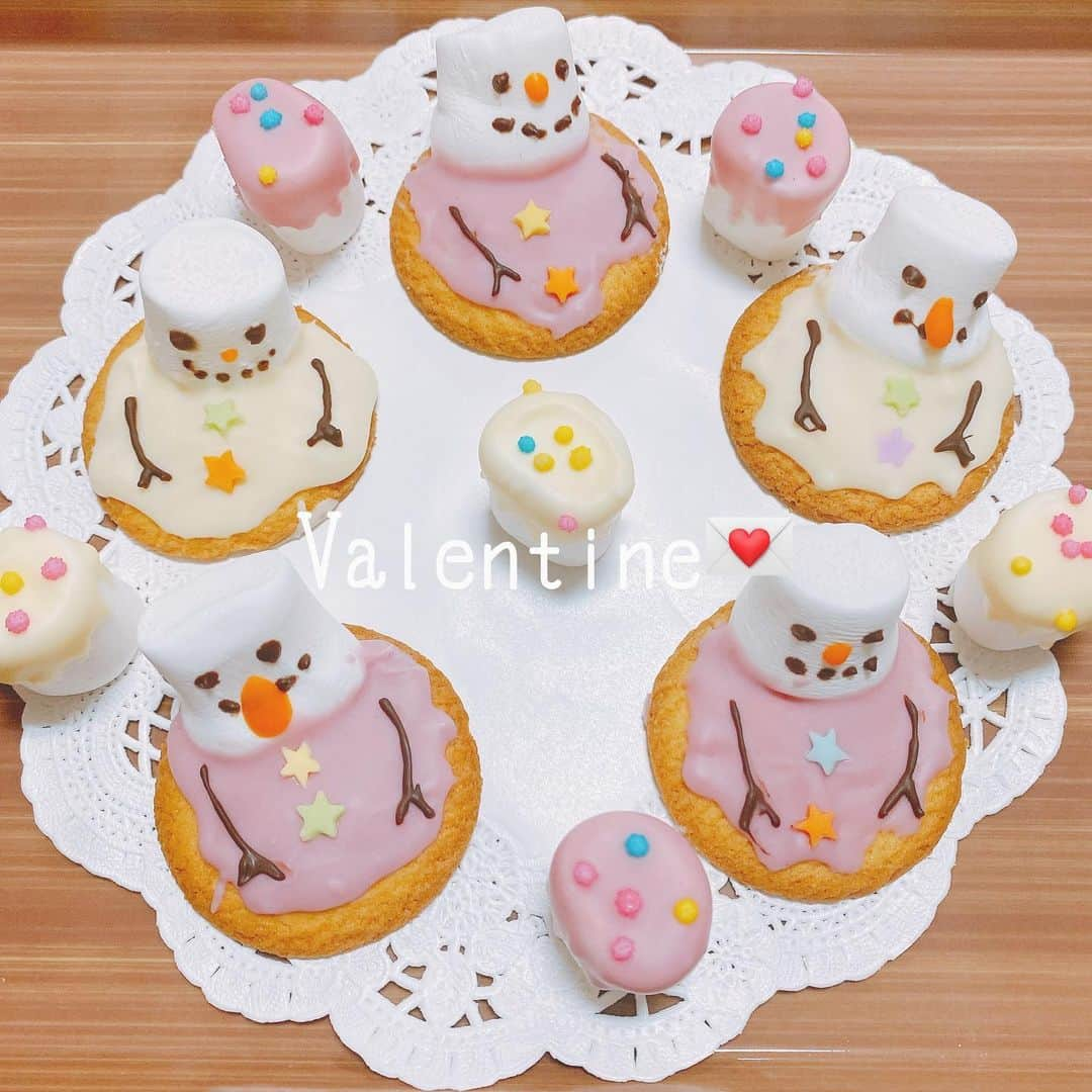 小見山沙空のインスタグラム：「私は女の子だった💌 ・ ・ ・ ・ ・ 雪だるま⛄️ #バレンタイン #チョコ #ホワイトチョコレート #ストロベリーチョコレート #雪だるま #チョコレート #マシュマロ #ngt48 #小見山沙空 #follow #followｍe #팔로우 #팔로미 #フォロー」