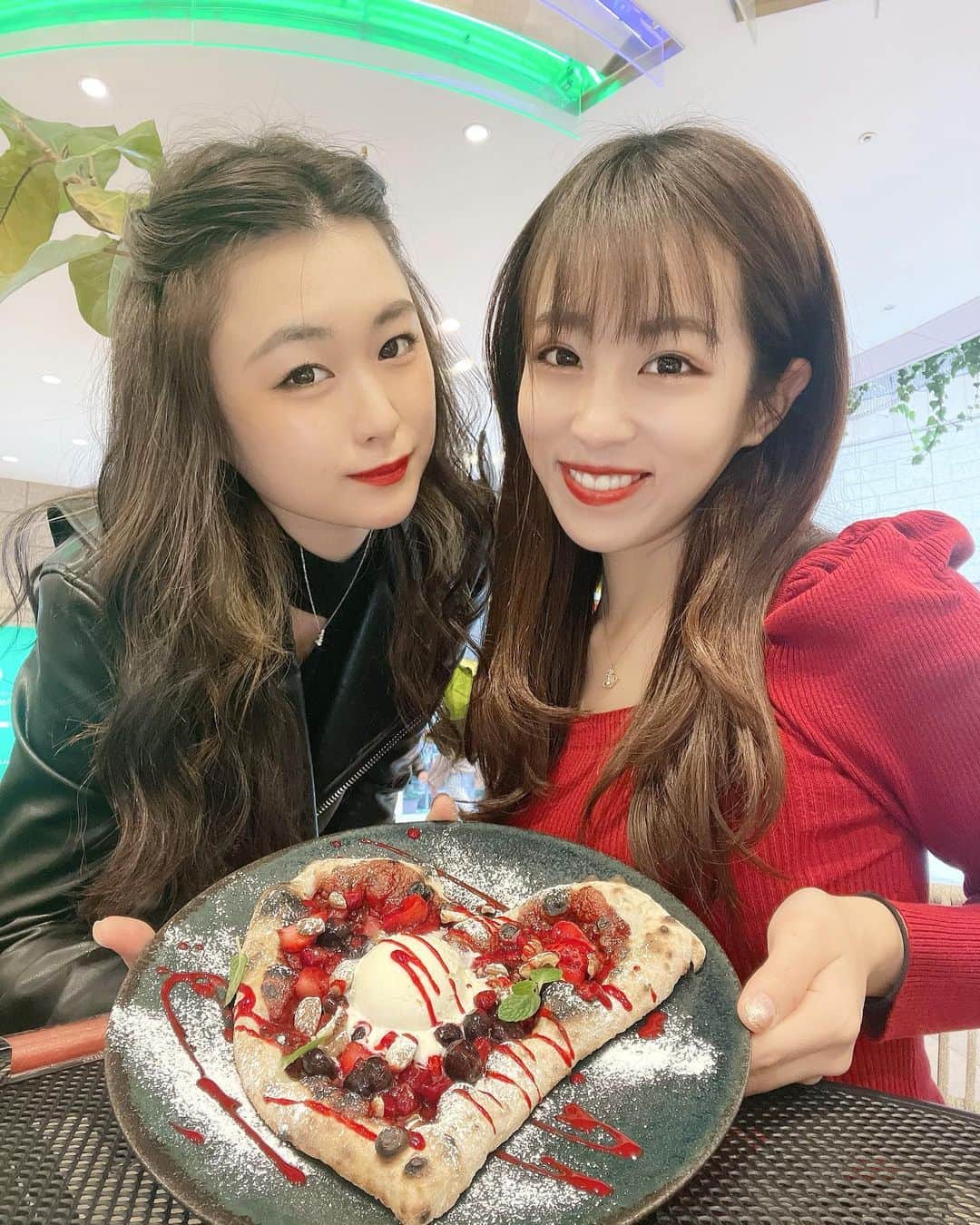 絹野志朋のインスタグラム：「. ハッピーバレンタイン❤️🍫  友達とバレンタインを楽しむことを Galentine's Dayって言うらしいの🤭💓 みんな知ってた〜(*´◒`*)♡？  わたしも #galentinesday  せなと過ごしてきました〜🥰👏  ハート型のスイーツピザ🍕も 美味しくて可愛かったけど せなのヘアアレンジ可愛過ぎた❣️ 明日からの東京オーディション 頑張ってきてね🎌応援してる〜✨ . . #バレンタインデー #バレンタインデート #バレンタインチョコ #バレンタイン #大阪モデル #関西モデル #モデル仲間 #スイーツピザ #バレンタインスイーツ #バレンタインチョコレート博覧会」