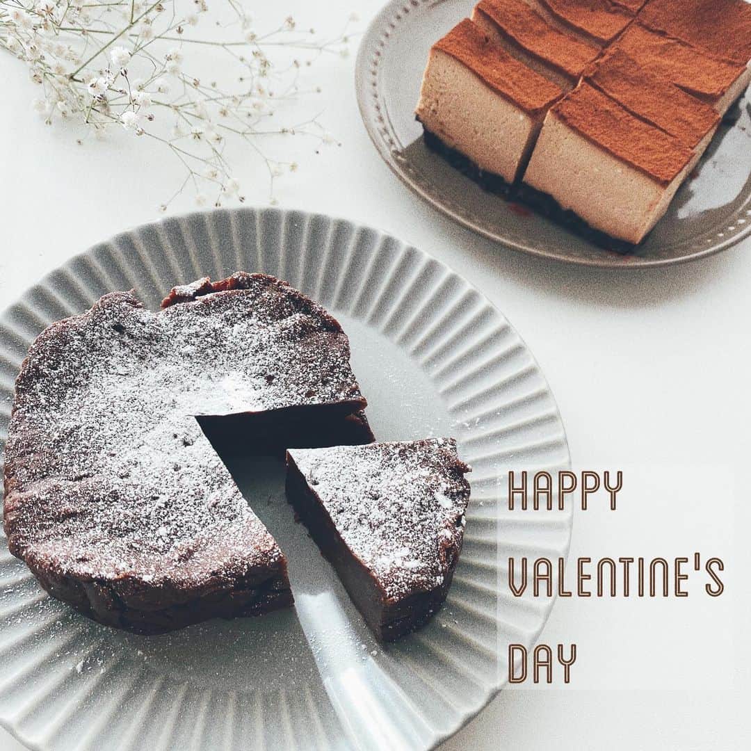 かほこ。のインスタグラム：「ㅤㅤㅤㅤㅤㅤㅤㅤㅤㅤㅤㅤㅤ ㅤㅤㅤㅤㅤㅤㅤㅤㅤㅤㅤㅤㅤ ガトーショコラと チョコレートチーズケーキ どちらも山本ゆりさんのレシピ♥ ㅤㅤㅤㅤㅤㅤㅤㅤㅤㅤㅤㅤㅤ 電子レンジだけで作れる簡単なもので 2種類作ってしまいました🐷🐷 ㅤㅤㅤㅤㅤㅤㅤㅤㅤㅤㅤㅤㅤ #バレンタイン #ガトーショコラ #チーズケーキ」