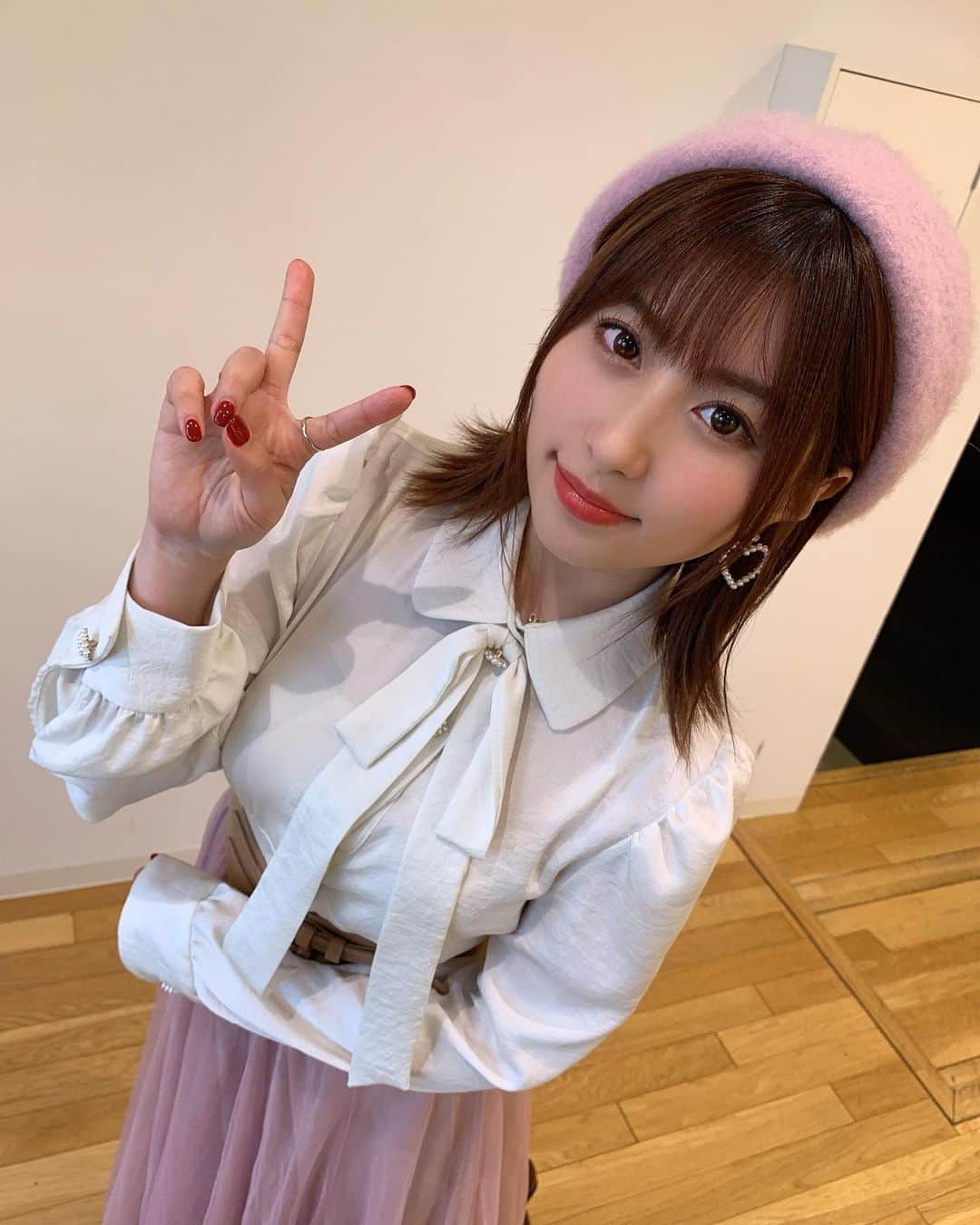 のインスタグラム：「❤️ . . 今日は オンラインイベント ありがとうございました！✨ . . 久々にみんなと話せて そしてあのサイン会みたいな… オフ会みたいな空気。 . . 本当に楽しくて心地よくて やっぱこれが大好きなんだよなぁ と 改めて感じられた時間でした☺️ . . 今日はバレンタインだったし ちょっと意識した服装に してみました！ . イベント中にも話したけれど 女の子のリクエストがあったので タグ付けておくね！ . . 幸せなバレンタインを ありがとう😘 . . 3/26はトークライブを 予定しているよ！よろしくね！ . . #valentine #event #online #codenate」