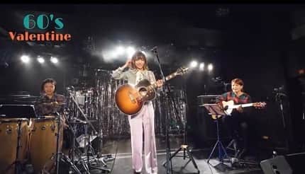 辻詩音のインスタグラム：「昨日は配信ライブ「60's Valentine」でした🕺観てくれたみなさん、ありがとう！ アーカイブは多分明日とかあたりまであるので、観られなかった方もぜひ！ カバー曲や60年代ファッションも好評で嬉しい🌸まさにその2つがやりたいという動機から始まったライブだったから！笑 「悲しくてやりきれない」「恋のバカンス」バレンタイン前ということで60年代の歌ではないけど、「バレンタインキッス」も辻詩音アレンジでやらせて頂きました！ 準備をしながらその曲に励まされたりしてて、音楽の力を感じたよ。 そして今回かんちゃんと千鶴さんが初めてサポートしてくれたけど、最高だったでしょ！ぜったいまだ一緒にやりたい。 次回のファッションやカバーも期待しててください！あ、今回「深海」も好評だった〜！！  そして応援チケット(投げ銭)などでサポートしてくれてるみなさんも、ありがとう！ 今はこんな状況なので、少しでも観た人が笑顔になれるようなエンタメをやろうと毎日考えていますが、今回のような映像や音のクオリティでYouTube配信するのって正直簡単なことではなくて。  でも今回それが出来たのも、こうして応援してくれてるみんなのおかげです。 こうして行動にうつして応援してくれてることはちゃんと私に届いていて、本当に次の活動の力になってるということをちゃんと伝えたかったので、届いてるといいな！  大変な日々ですが、みんなが一日一度でも笑えることを願っています！ 私も自分のしあわせを忘れぬよう頑張ります。  アーカイブ  https://youtu.be/jsUzkgAXnIw  #辻詩音 #tsujishion #music #singersongwriter #live #60sfashion #60sstyle」