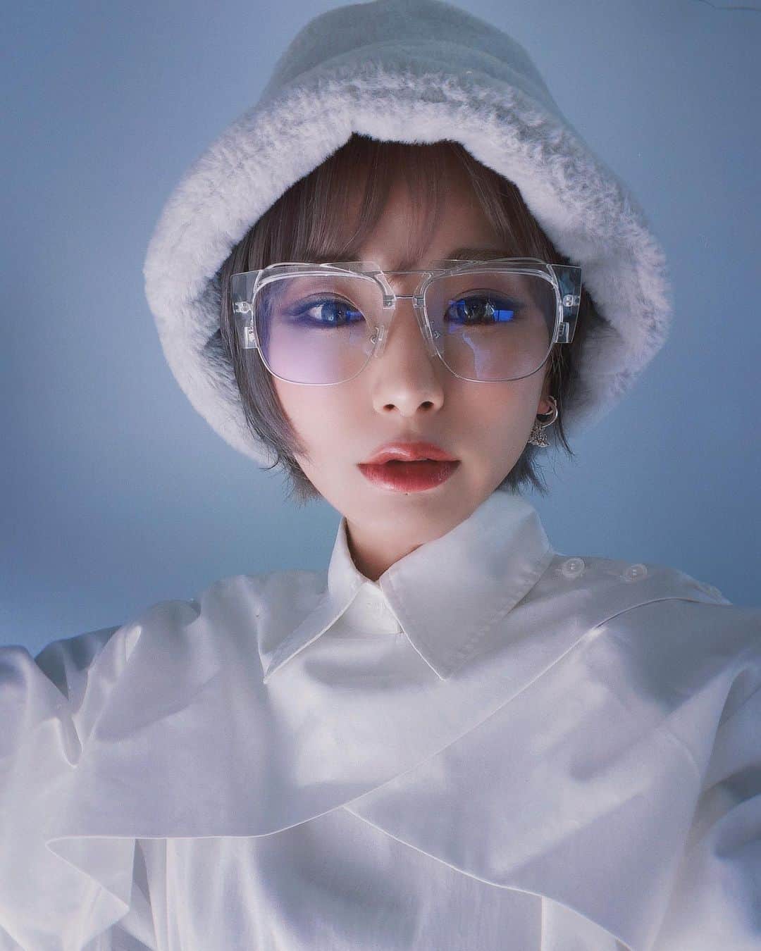 病夢やみいのインスタグラム：「_ ライティング変えたら顔ちがくなった 自宅フォトブースにて💠 泥酔時にポチってた謎のめがね。  #happyvalentinesday❤️」