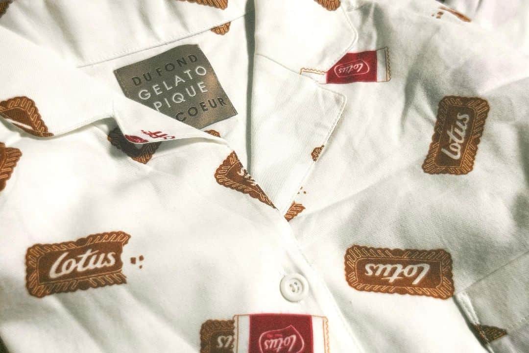 秋山ゆずきのインスタグラム：「. . バレンタインですね🍫 こんばんは‪‪☺︎‬ 今年のバレンタインは日曜日！ チョコ渡したい方呼び出して 渡したりするのかな？  良いですなぁ‪‪  皆様チョコ誰かにあげましたか？  そわそわわくわくですね！  私はピケ×ロータスの新しいパジャマでもきて バレンタイン気分を味わいます🌙  ロータスビスケット大好きなので 良い夢が見れそうです🐑💤💭  皆様良い夢を✨  #happyvalentinesday  #ジェラートピケ  #ロータスコラボ #ジェラピケロータス」