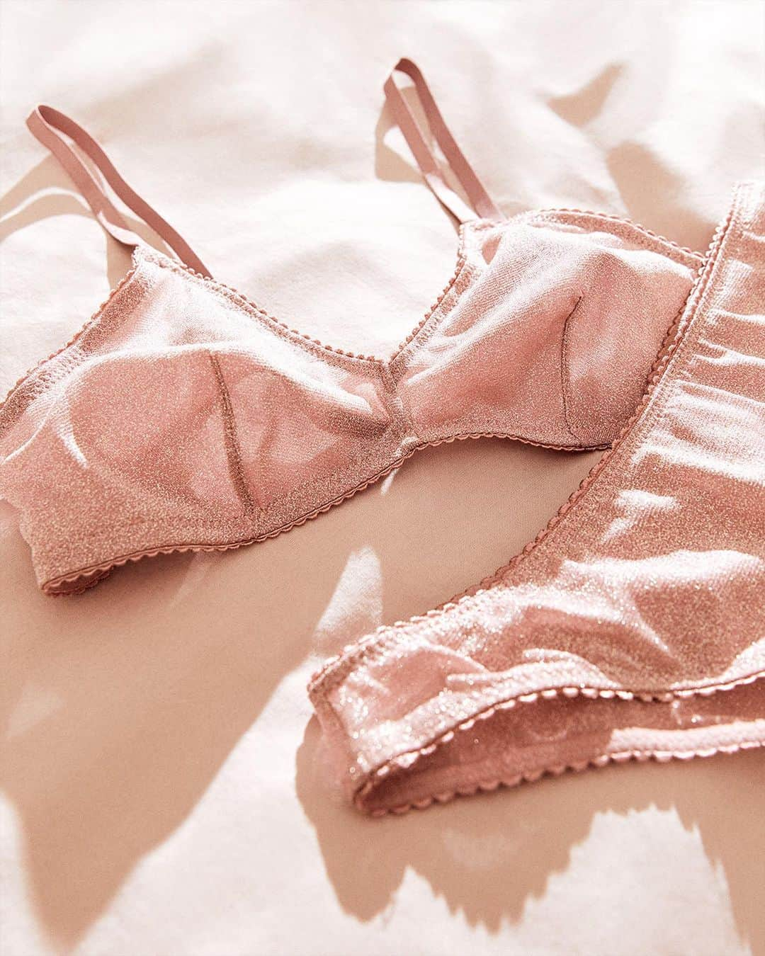 H&Mさんのインスタグラム写真 - (H&MInstagram)「Lingerie with a romantic touch. 🌹#HM  Glittery lingerie set: 0949201001」2月14日 21時52分 - hm