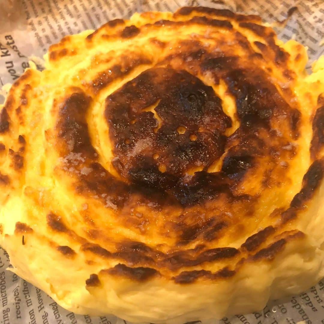 RYUのインスタグラム：「バレンタインデーにつき、嫁が作ってくれました。バスク風チーズケーキっていうらしい。知らねえ料理いつ覚えたんや。」