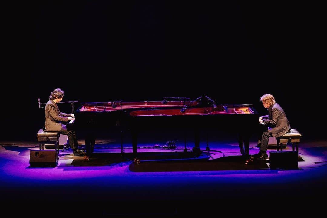 DeFlamenco.comのインスタグラム：「Chano Domínguez y Diego Amador «Gracias a la música» por @saraarguijoes   Con el recuerdo de Chick Corea en las cabezas, en el corazón y en los dedos, Chano Domínguez y Diego Amador se sentaron en sus pianos de colas enfrentados...   En la portada de nuestra web deflamenco.com  https://www.deflamenco.com/revista/resenas-actuaciones/chano-dominguez-y-diego-amador-gracias-a-la-musica.html #flamenco #musica #piano #flamencosevilla」