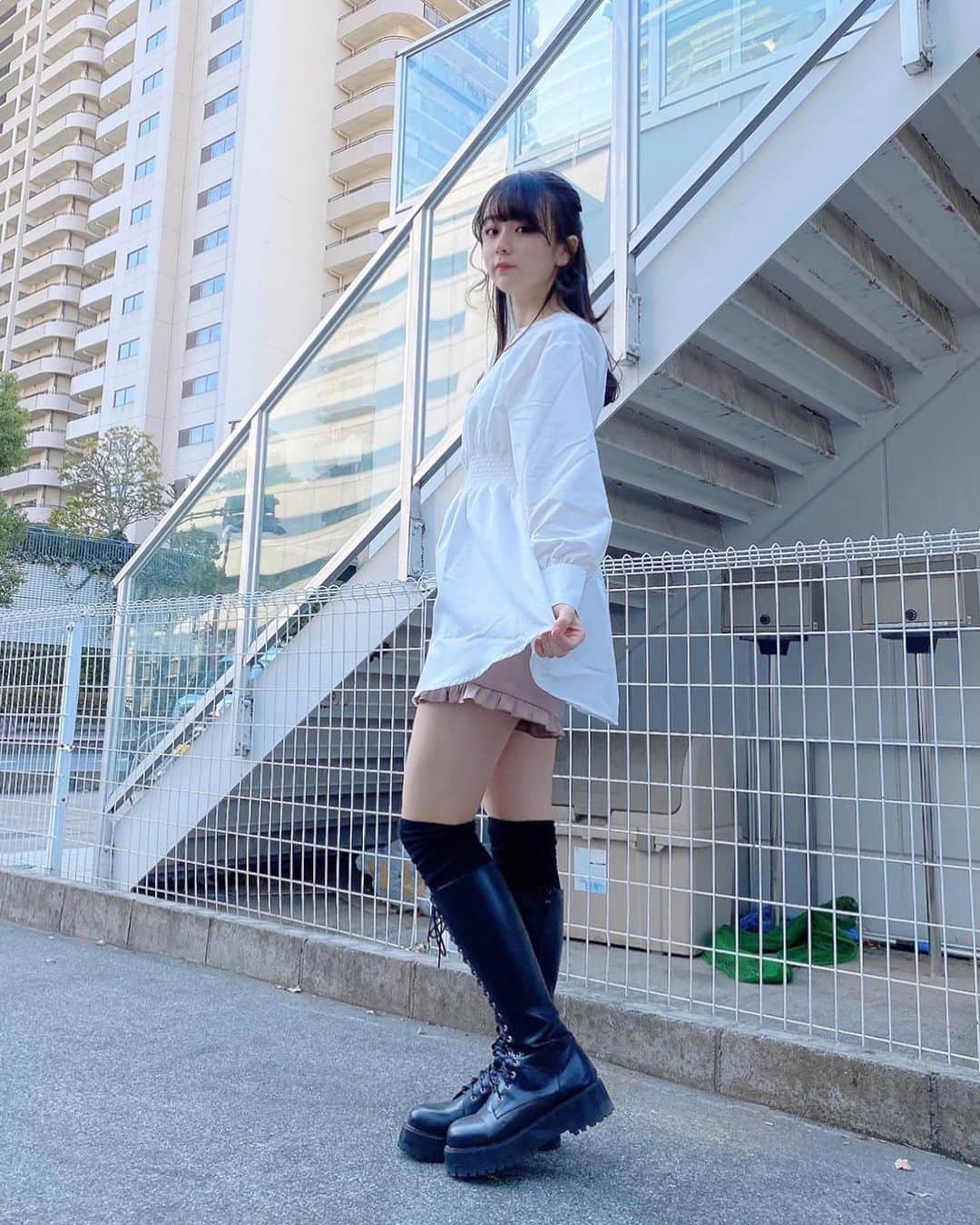 高田もものインスタグラム：「. 真っ白でかわいいお洋服👗 . 髪型とか大人っぽいきがする?? . おとなかしこだね！！ . お洋服はこちら ↓↓↓ @vannie__u  . 今日はししゃもを始めて(?)たべました！ . かしこ . #vannie_u #ヴァニーユー  . #高田もも #かしこってなに #かしこ #かみやど #ひらがなかみやど #instagood #instagram #ミスid2021 #ミスid #編み上げブーツ #bubblestokyo #oneafteranotherniceclaup #シャツワンピース #シャツコーデ #ニーハイソックス #ニーハイ #ハーフアップ #おくれ毛 #前髪 #zozotown」