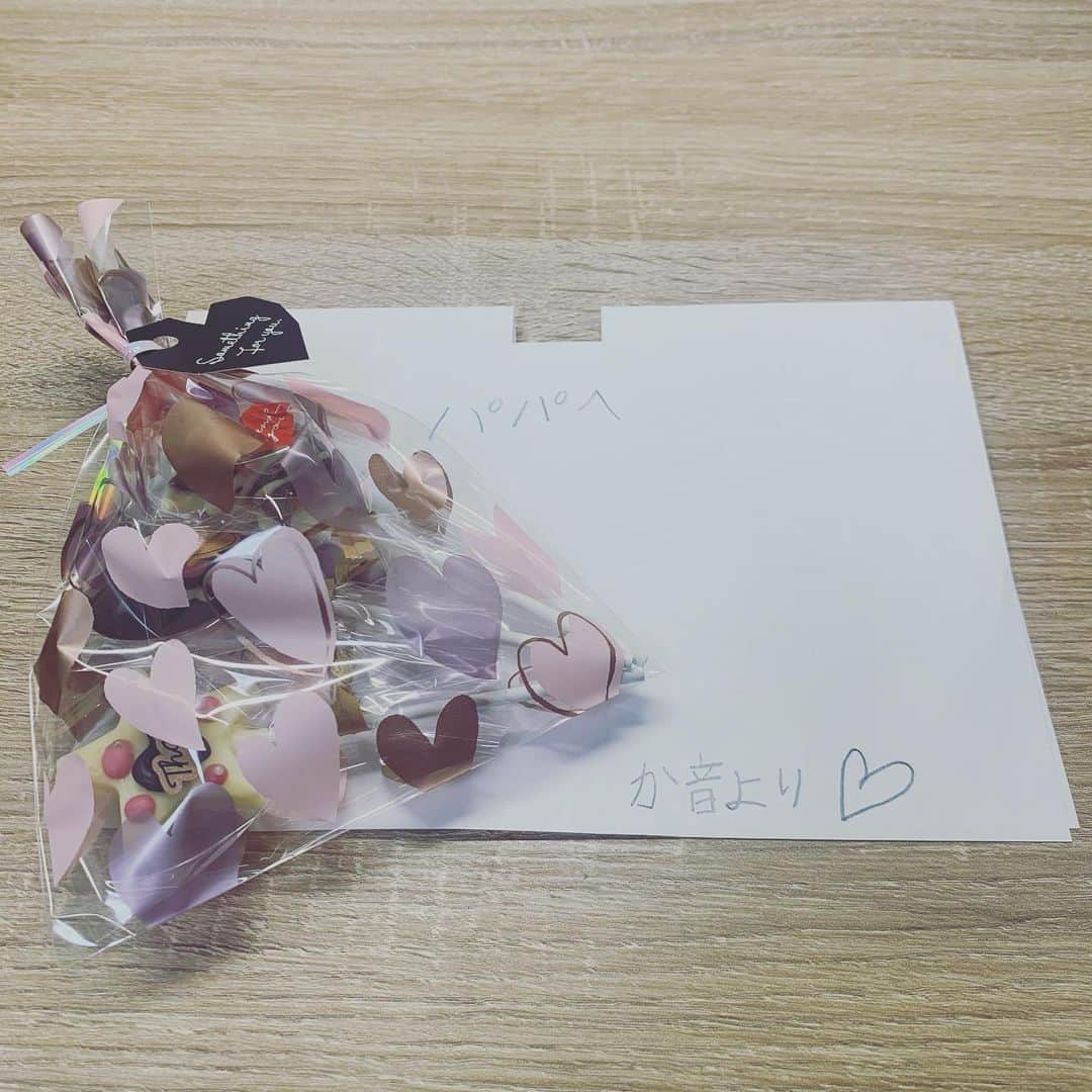 のインスタグラム：「一生懸命に作ってくれました🍫✨ ありがとう☺️  本のつづき！？  男の子は照れ屋なので、返事はもーチョコっと待っていようね💕  チョコだけに・・・🤭  どんな反応するか明日伝えてみます😆  #HappyValentinesDay #バレンタイン #本命チョコ  #手作り #姉妹 #親父ギャグ #アラフォー なんで」