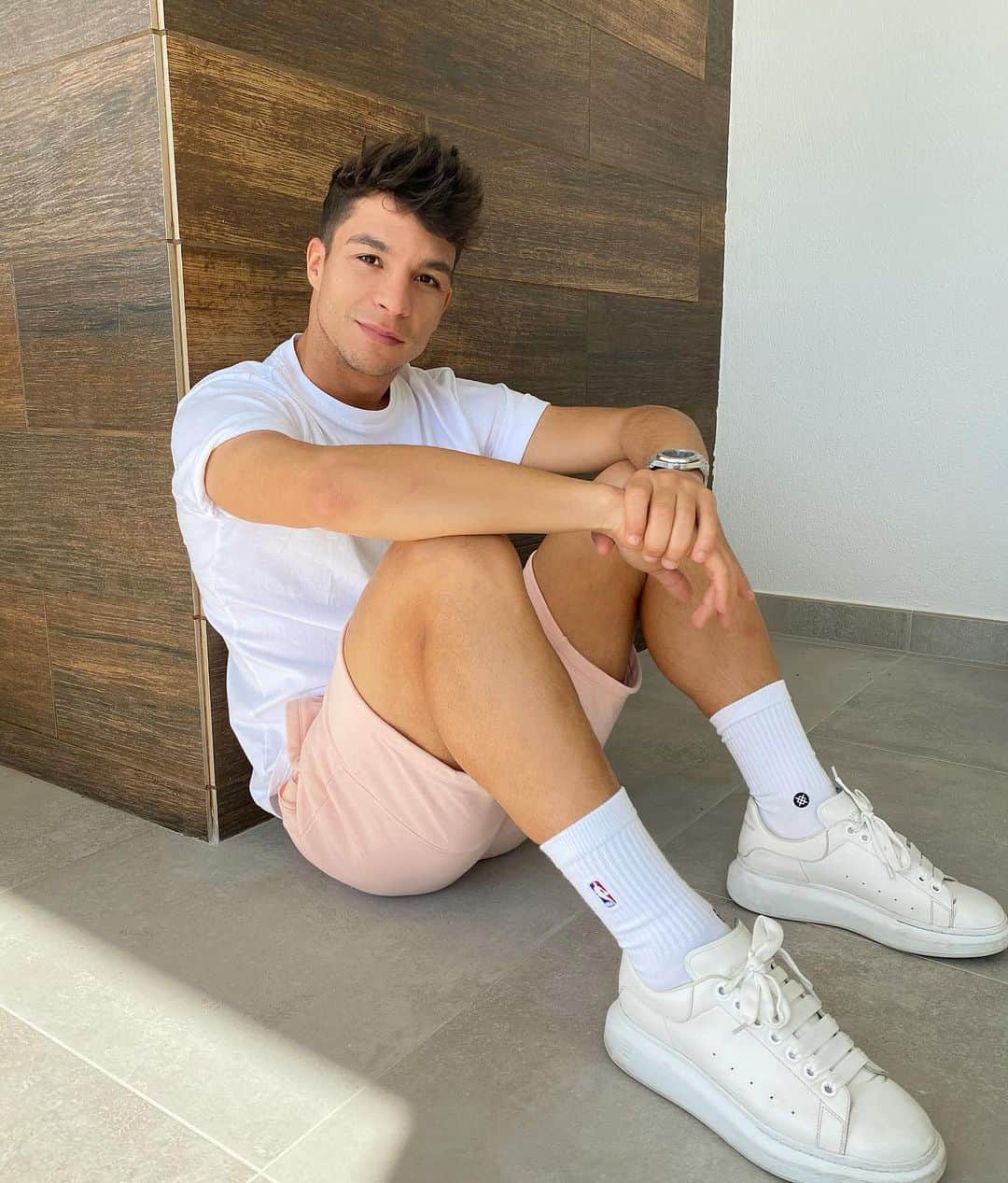 オリベル・トーレスのインスタグラム：「Feliz Domingo. ❤️💙💜🧡🤍」