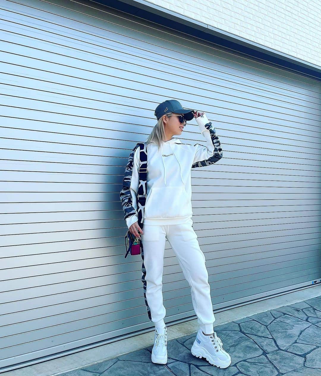 のインスタグラム：「イケメン風に撮れました。  ネイルに行く日とかオフの日は 大体こんな感じなスウェットスタイルです スウェットセットアップ大好きです💜  ヤンチャな時代は白のプージャとか マジ可愛いと思ってました♡🤣🤣  このセットアップは @dhoniii_official の 白で背中と腕にグレー系の迷彩が入ったやつで、ウィメンズで着れるやつ♡  グレーのキャップも @dhoniii_official の！！  スニーカーは盛りたいからやっぱり @shaon.official でしかないよね笑笑  バックは最小限しかもたないから @marcjacobs の♡  #ootdfashion #nuts #gal #dhoniii #shaon #marcjacobs #スウェットコーデ #ラフコーデ」