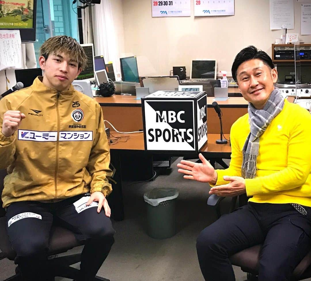 下山英哉さんのインスタグラム写真 - (下山英哉Instagram)「鹿児島レブナイズ🏀 今季ホーム初勝利‼️  豊田合成スコーピオンズに 100対99と僅差で勝利🏆  試合会場から 田中幸之介選手が駆けつけてくれました  残り5秒からの逆転劇！ 会場の興奮など 紹介してくれました！！  シーズン序盤！勝利を重ねよう‼️  来週は岐阜でのアウェイゲーム🏀 勝利を持ち帰ってきて下さい！  #鹿児島レブナイズ #bリーグ  #b3リーグ  #今季ホーム初勝利  #田中幸之介 選手 #豊田合成スコーピオンズ  #kagoshima #rebnise  #basketball  #mbc1ch #mbcラジオ #mbcradio  #mbcスポーツ #mbcsports」2月14日 21時58分 - shimoyama.hideya