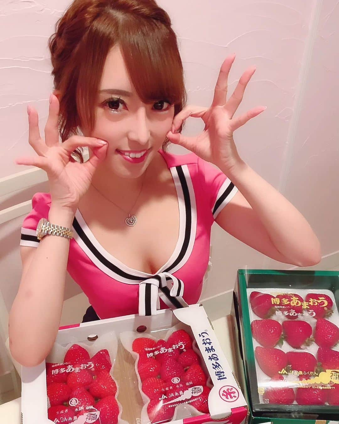 みくるんさんのインスタグラム写真 - (みくるんInstagram)「バレンタインは たくさんのあまおう苺をなんと６箱も🍓🥺  他にもたくさんのスイーツを メイドカフェでいただきました🥰💖  ご主人様ありがとうございます🍓💖  ハッピーバレンタイン最高😇💖  #コンカフェ#メイドカフェ#プティパルフェ#住吉#名古屋＃錦#アールズカフェ#キャバクラ#バレンタイン#いちご#あまおう#苺#フルーツ#スイーツ#l4l#clubhouse」2月14日 21時58分 - milkurumin123