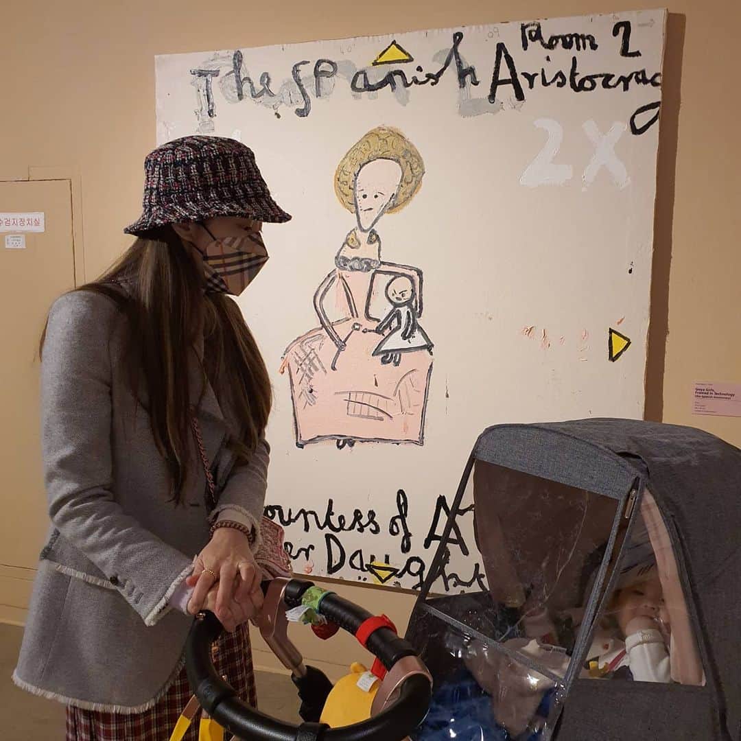 ソ・ヒョリムさんのインスタグラム写真 - (ソ・ヒョリムInstagram)「우리의 데이트💕  너의 첫 미술관  아이랑 함께 하기 좋은 전시. #로즈와일리」2月14日 21時59分 - hyorim0106