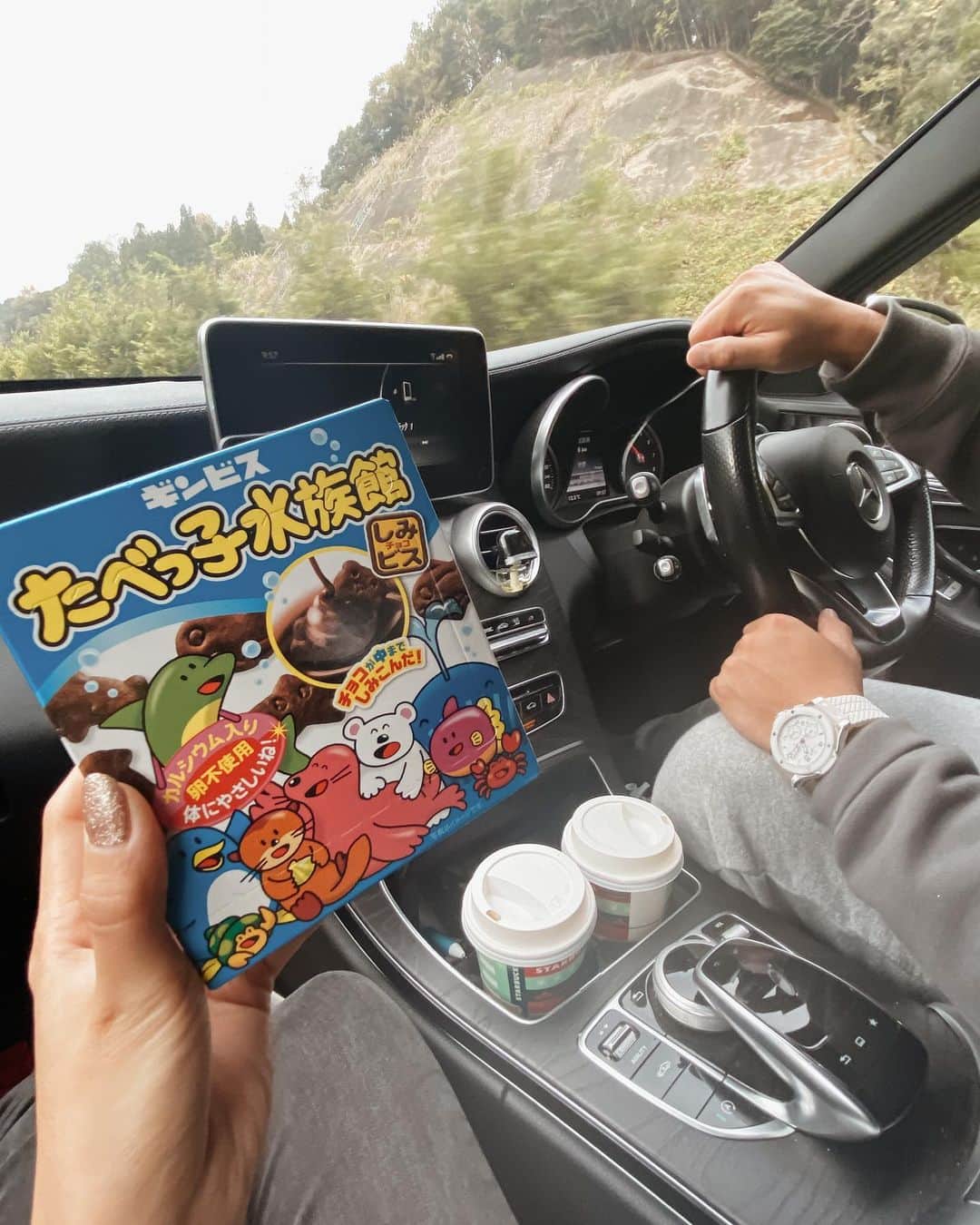 森山菜々のインスタグラム：「. VALENTINE DAY 🍫🤎  たしか高校生んときとかお菓子作り好きやったはずなのにな〜〜、、おかしいな〜、、、🤨 仕事終わっていま作りよるけどもう作り始めて2時間キッチンおるヤバすぎ🥴🕛🌙  も〜、ニンニク入れて完成させようかな🤷🏼‍♀️🧄🥵笑  結果、たべっ子水族館に勝てるものはない🍪🧸🤎  #2021VALENTINE」