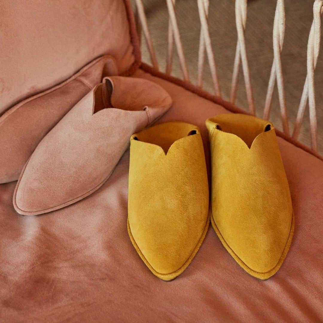 ペドロガルシアのインスタグラム：「Cozy companions that are set to make you go head over heels. Style: Latifa/ ‘sweetheart’ babouche in angel and maize castoro suede. #pedrogarciashoes #madeinspain」