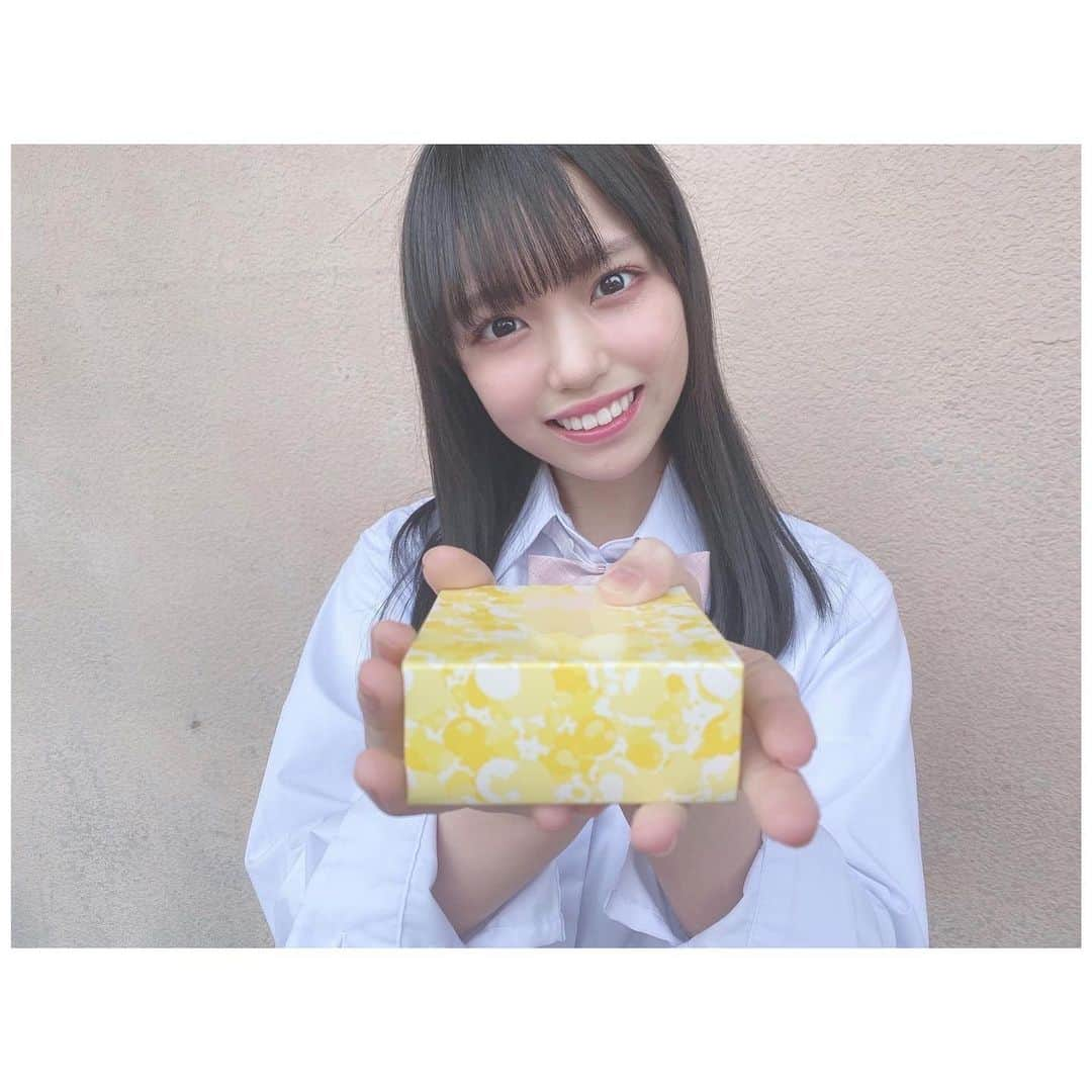 岩田陽菜さんのインスタグラム写真 - (岩田陽菜Instagram)「はい、チョコレート💓﻿ ﻿ .﻿ .﻿ .﻿ ﻿ てれる。﻿ ﻿ #HappyValentine#Valentine#バレンタインチョコ#バレンタイン#チョコレート#chocolate#制服#JK#LJK#女子高生#高校生」2月14日 22時01分 - hina_naso_stu48