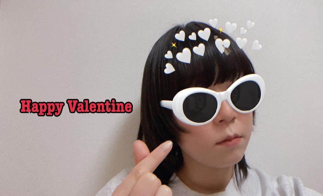 小島あやめのインスタグラム：「みなさん、ハッピーバレンタイン🍫 #バレンタイン #Valentine #valentines_day  #アプリ #アメリカン #指ハート #キュンです」