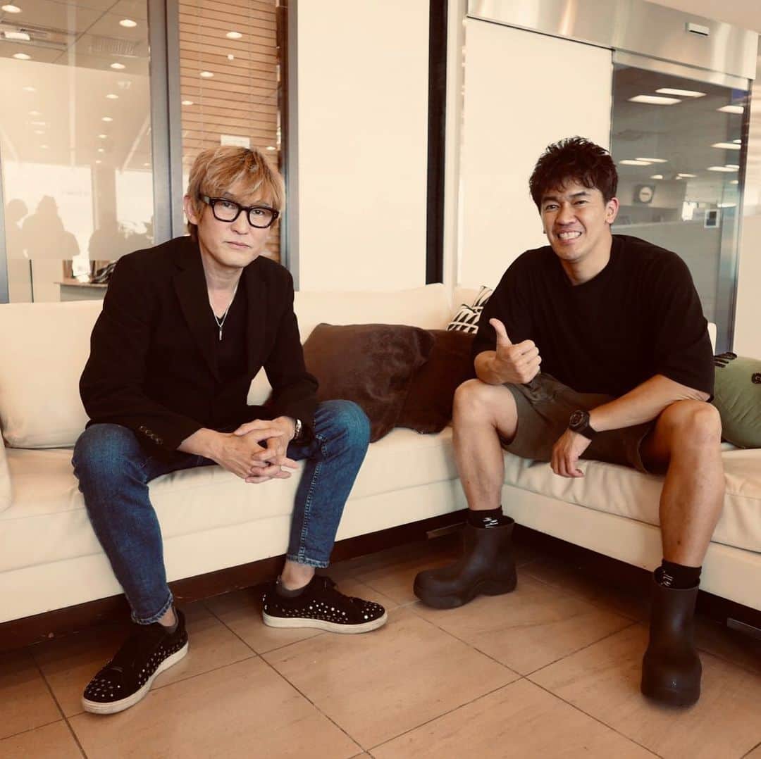 スガシカオのインスタグラム：「今夜もJ-WAVEを聴いていただき、ありがとうございました！  武井壮さん、なんかいろいろでっかい人だったなー！  って言うか、この季節に短パンTシャツ！さすが百獣の王っす！  #clubhouse にも顔出していただき感謝！  #radiko でもう一度、行ってみよう！ http://radiko.jp/share/?t=20210214210000&sid=FMJ #スガシカオ #武井壮」