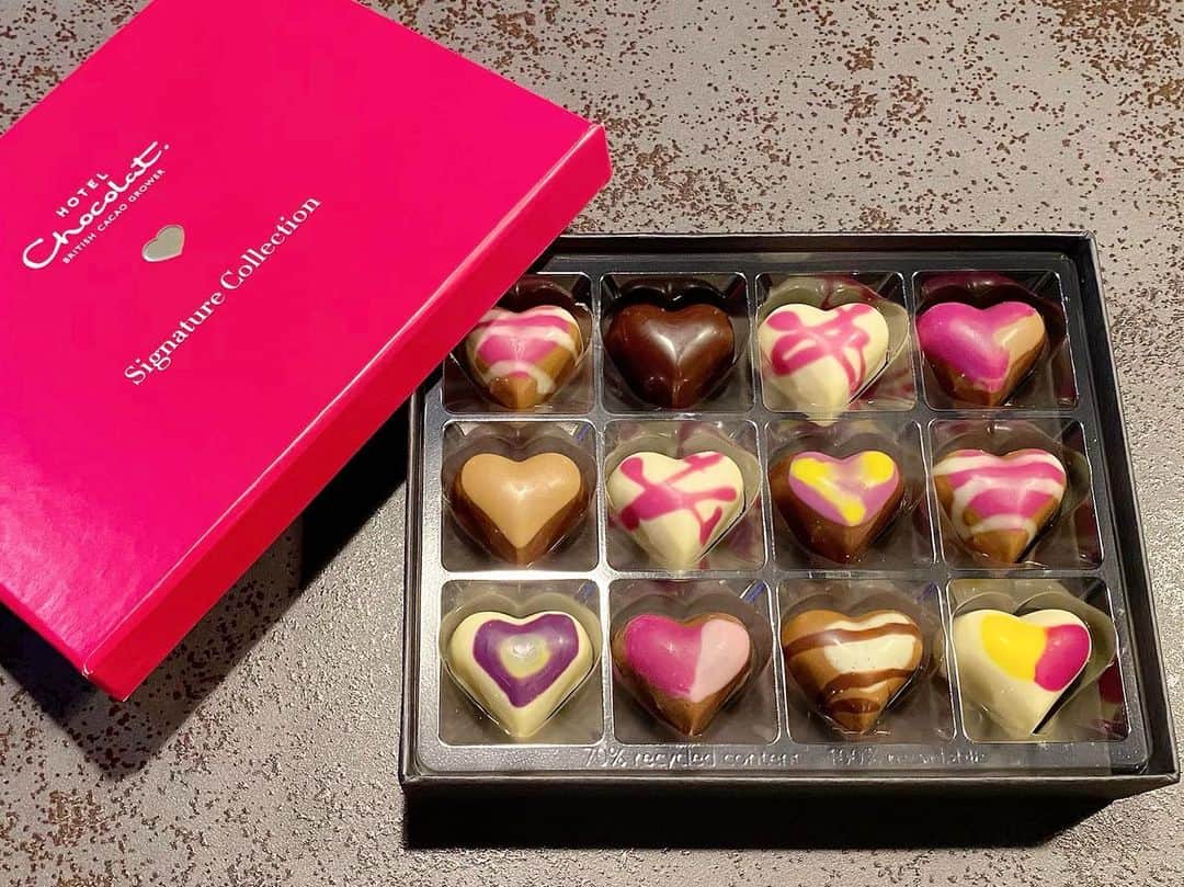 喜国雅彦＆国樹由香さんのインスタグラム写真 - (喜国雅彦＆国樹由香Instagram)「油断禁物だけれど気持ちを切り替えて頑張らなくては。というわけで、喜国さんにあげたチョコレートはこちらです（由）  #valentinesday #valentines #valentinesday2021 #chocolate #gift #withlove #tokyo #japan #チョコは喜国さんの大好物 #一粒だけシャンパン入り #下戸の喜国さん #少しなら大丈夫になった #バレンタイン2021」2月14日 22時01分 - kunikikuni