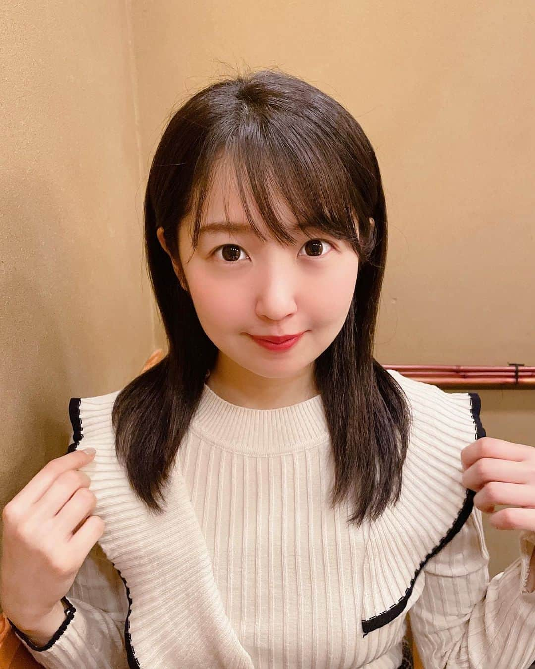 惣田紗莉渚のインスタグラム：「うなぎ食べたい🥺 #アホ毛 #フリルニット #lilyboutique」