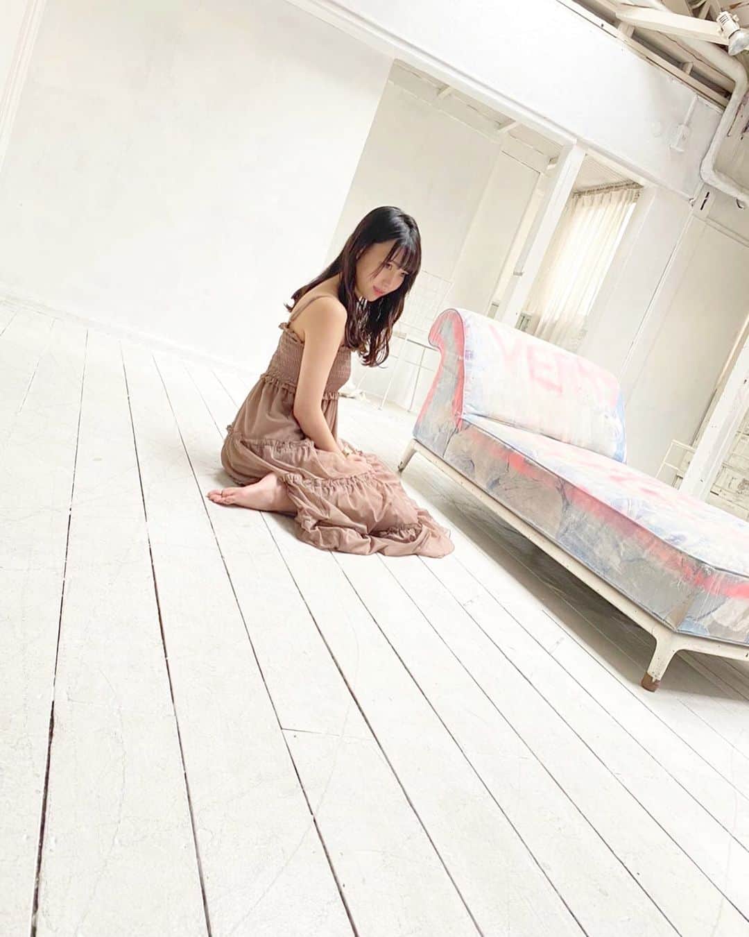 尾上美月のインスタグラム：「BIG ONE GIRLSのオフショットです📸✨  ちゃっかり初出し🙈💗  すごくお洒落なスタジオでした✨📸」