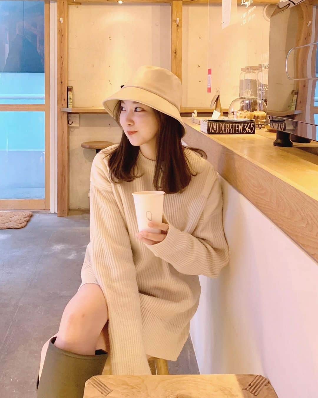 mina hinokuchiのインスタグラム：「. 会社の近くにあるcoffee shop アーモンドミルクラテとクッキーが美味しくて、つい寄ってしまいます☕️  最近お気に入りのバケットハット、 かぶるだけで気分なコーデに👒 #whoswhochico #chopcoffee #coffee #バケットハット」