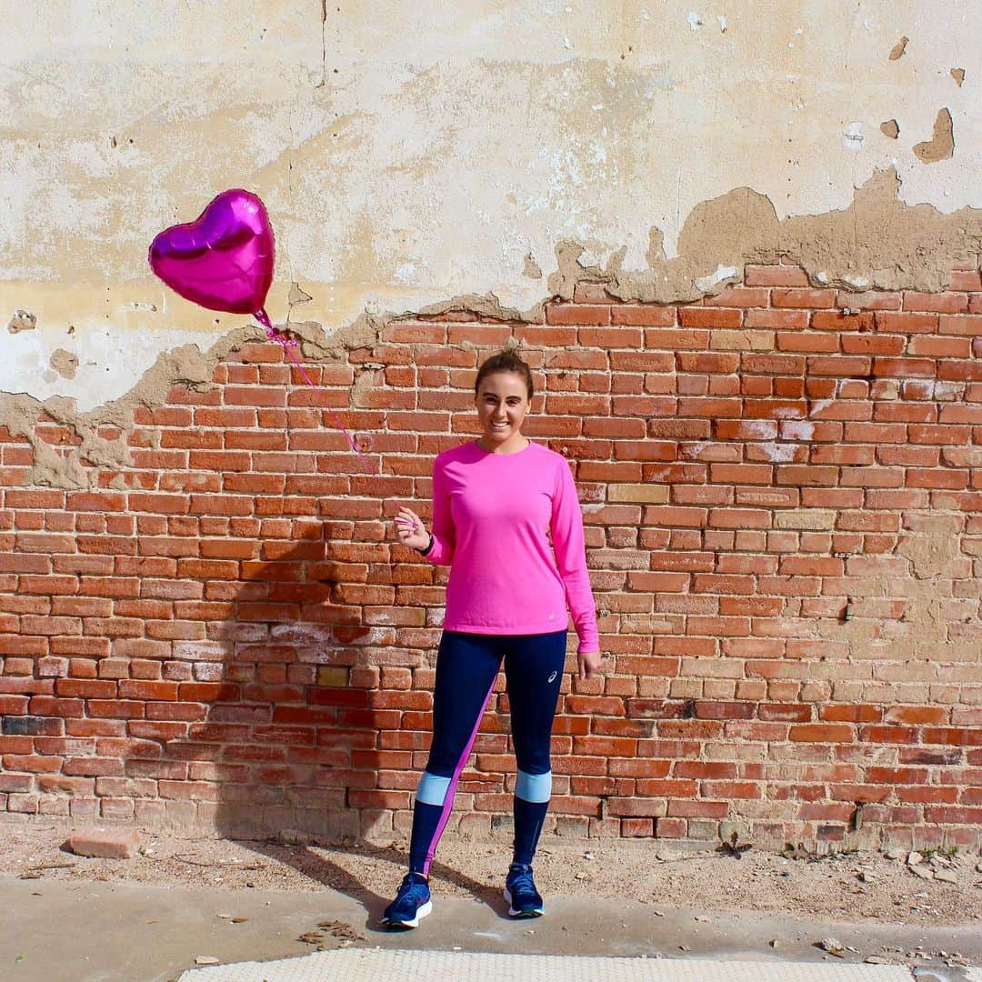 ASICS Americaさんのインスタグラム写真 - (ASICS AmericaInstagram)「Happy #ValentinesDay! Show your favorite running buddy some virtual 💙 by tagging them in the comments below. ⬇️」2月14日 22時02分 - asics