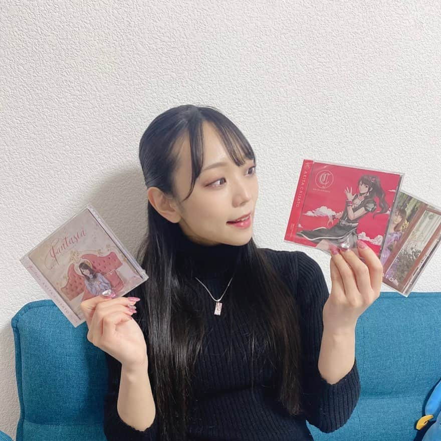 澤田美晴さんのインスタグラム写真 - (澤田美晴Instagram)「ちーちゃんからCDいただいてしまった...🤍 嬉しい！！！！☺︎🤍🤍🤍  ライブの時に 「外の世界へ」「キス」「私らしく」がもうプリンセスでたまらなかったから たくさん聴いて歌えるようになりたいと思います👸🏼💖 　  ちーちゃんの歌声は七色で本当に素敵...😌✨  新しいアルバムもカバー全部素敵だったし 魂のルフランは私得だね😚 新曲もかっこよかった！！ みなさんもぜひ聴いてみてください🙋🏻‍♀️✨  #秋田知里」2月14日 22時02分 - sawadamiharu7