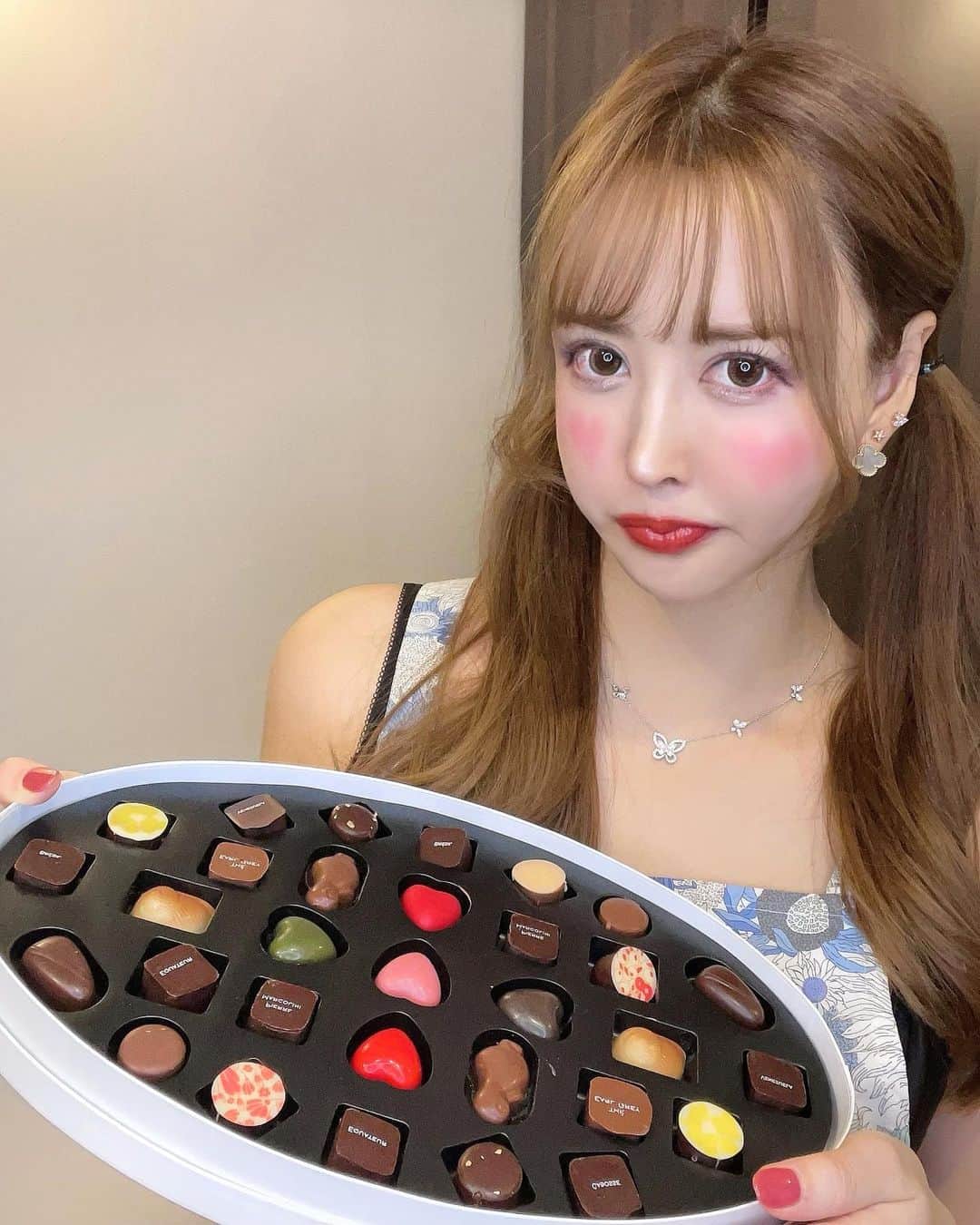 蘭子のインスタグラム：「𝙷𝚊𝚙𝚙𝚢 𝚅𝚊𝚕𝚎𝚗𝚝𝚒𝚗𝚎’𝚜 𝚍𝚊𝚢♡ . ハッピーバレンタイン🍫💕 . 皆今日は甘いの食べた？😝🍭 私のチョコレート戦争はひっそりと1か月前から始まっていて今日終止符を打ちました！無事！！ . ピエールマルコリーニの10個入りを買ったらそれが美味しすぎて！🥺💕 また注文しようとしたら全部売り切れで、 唯一買えた巨大な30個入りをお迎えしました😂 . そこから3週間かけて毎日地道に食べ進んで、 狙った訳ではなく、偶然バレンタインデーの本日最後の一粒とお別れしました🥲🥲 . Netflix見ながら食べる至福のひとときが終わってしまった🥲 . 男性陣は食べれなくて困っているチョコは私に回すように😤← . 蘭子が無駄なく責任をもってダイソンします⸜(๑⃙⃘'ᗜ'๑⃙⃘)⸝ . 以上、正月太りが戻ることの無い蘭子でした⸜(๑⃙⃘'ᗜ'๑⃙⃘)⸝(不本意) . . . . . . #チョコレート戦争 #ハッピーバレンタイン  #バレンタイン #グルメ好きな人と繋がりたい#グルメスタグラム#グルメ女子#グルメな人と繋がりたい#グルメ部#グルメ好き#東京グルメ#銀座グルメ#甘いの大好き#スイーツ#スイーツ好きな人と繋がりたい#スイーツ部#チョコレート好きな人と繋がりたい #ピエールマルコリーニ」