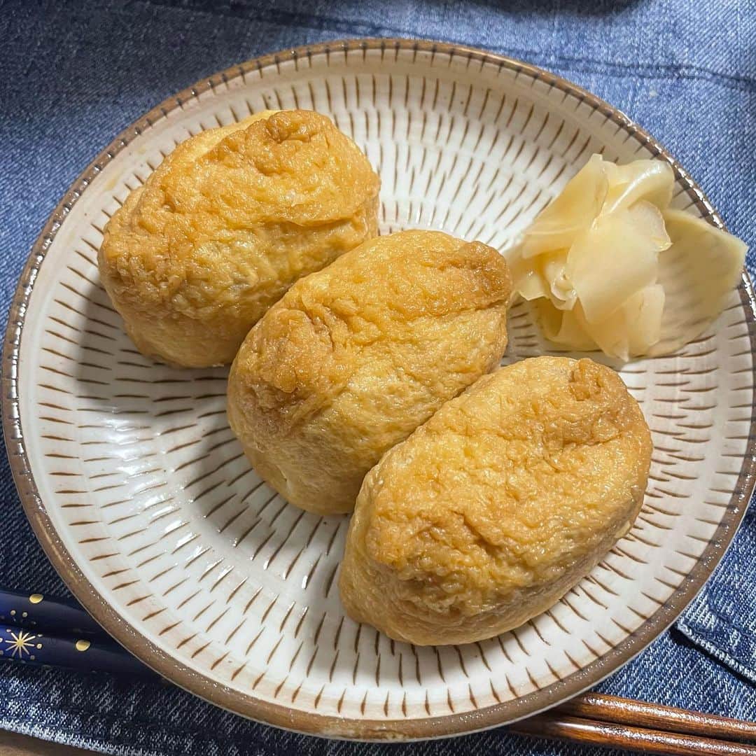夛田凌輔のインスタグラム：「今日はバレンタイン🎁 世間はチョコレートやけど、俺はおいなりさんをリクエスト😂 中の具は、ガリと大葉がポイント👍🏻」