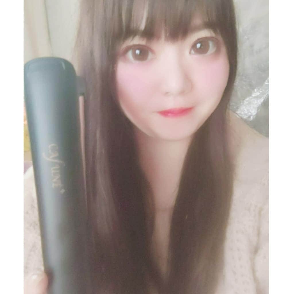 hoshizaki eriのインスタグラム：「. ヘアアイロン @cafuneplus の公式アンバサダーになりました❣️ . おうち時間を利用して ヘアアレンジを楽しんでいます💗 わたしが使っているのは 全体がブラックで中身がピンクの 【夜桜ブラック🌸】 かわいいデザインです❣️ . 最近はさらさらストレートヘアに 凝っているので このストレートアイロンで ささっとアレンジ☆彡 簡単に安全にアレンジ できちゃいます❣️ . そして、今ならキャンペーン価格で 購入できます💕 . 購入希望の方はわたしのアカウント 【＠eriiinyan17】の投稿を見たと @hokushin.japan までご連絡ください✨ 通常価格 3,499円→40％OFF！ 2,100円で購入できちゃいます❣️ 💗【キャンペーン参加条件】 アンバサダー(わたし)の フォロワーであること❕です♥ . 是非おうち時間を利用して かわいくヘアアレンジを 楽しみましょ💗( *´艸｀) . . #cafuneplus #cafuneplusヘアアイロン #ヘアアレンジ #ヘアスタイル #ヘアアイロン #おしゃれさんと繋がりたい  #大人ファッション #大人可愛い #おしゃれ #おしゃれな人と繋がりたい #pleaselikeit #likebackalways #followme #followback #相互フォロー #美容好き #ビューティグッズ #beautyitem #beautygoods @cafuneplus」