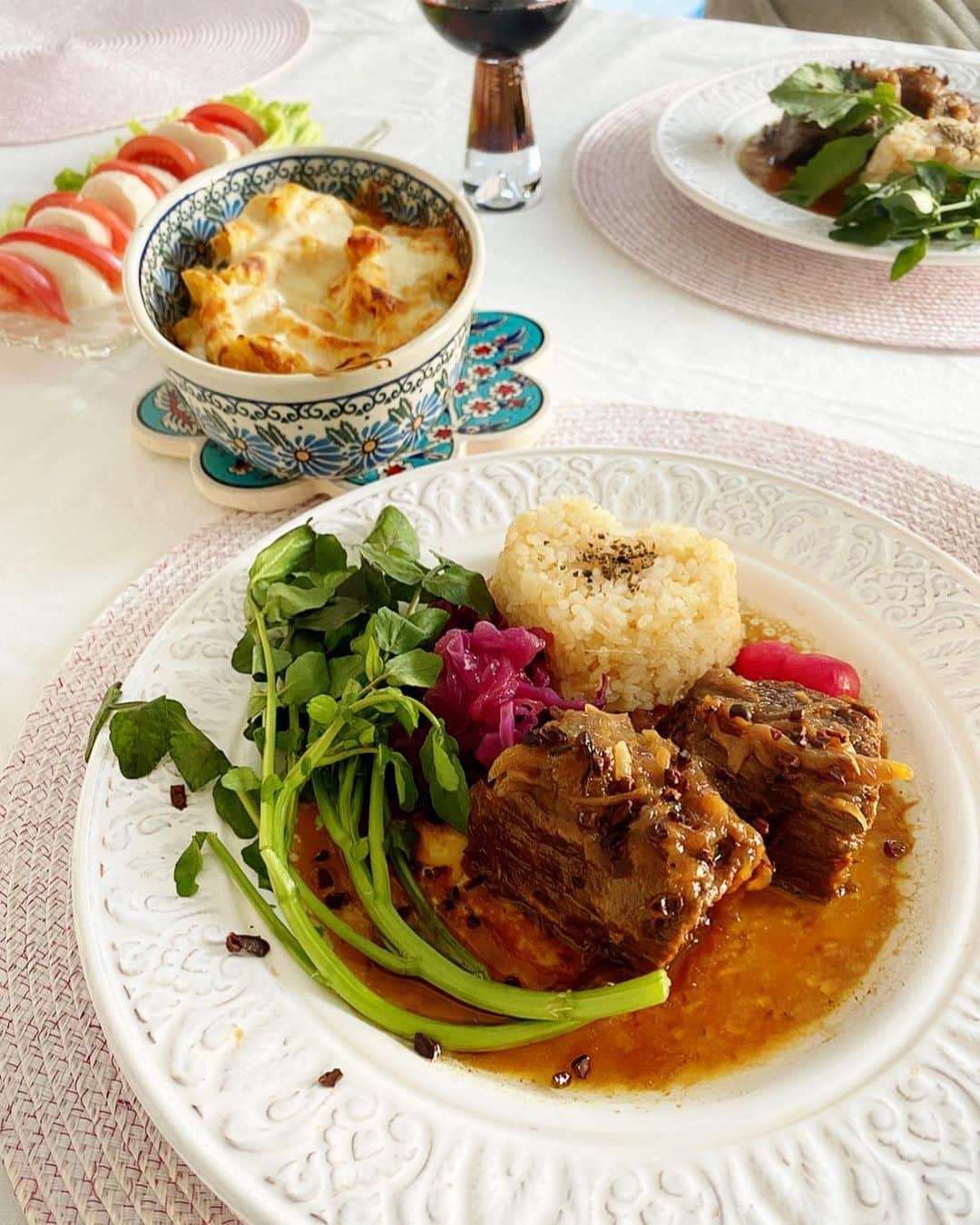 河島未怜のインスタグラム：「牛ほほ肉のビール煮の作り方🍴  簡単かんたん✨  ①熱したオリーブオイル50gで 牛肉の固まり肉の表面を焼き付ける  ②牛肉を取り出して薄切りにした、たまねぎ1個分を30分くらいかけて飴色玉ねぎにする  ③牛肉を戻して入れ、ビール350gと バルサミコ15g、塩6g、てん菜糖30g（黒砂糖でも）で2時間半〜3時間くらい煮込む  牛肉は固まりのまま煮込み、 食べるときに切り分けます。  バターライスとの相性◎  ④仕上げにカカオニブを振りかけて  カカオニブは、 甘くなく、 太る心配のないチョコレート✨ スーパーフードとして注目されていて ミネラルたっぷり、 食物繊維も豊富で 腸活に嬉しい食材です。  ほろ苦さが お肉の旨味を引き立ててくれます。  #牛肉のビール煮込み#バターライス #紫キャベツのマリネ #アメリケーヌグラタン #赤ワインが進むメニュー #バレンタインご飯 #こんな日があるから頑張れる  #おうちごはん」