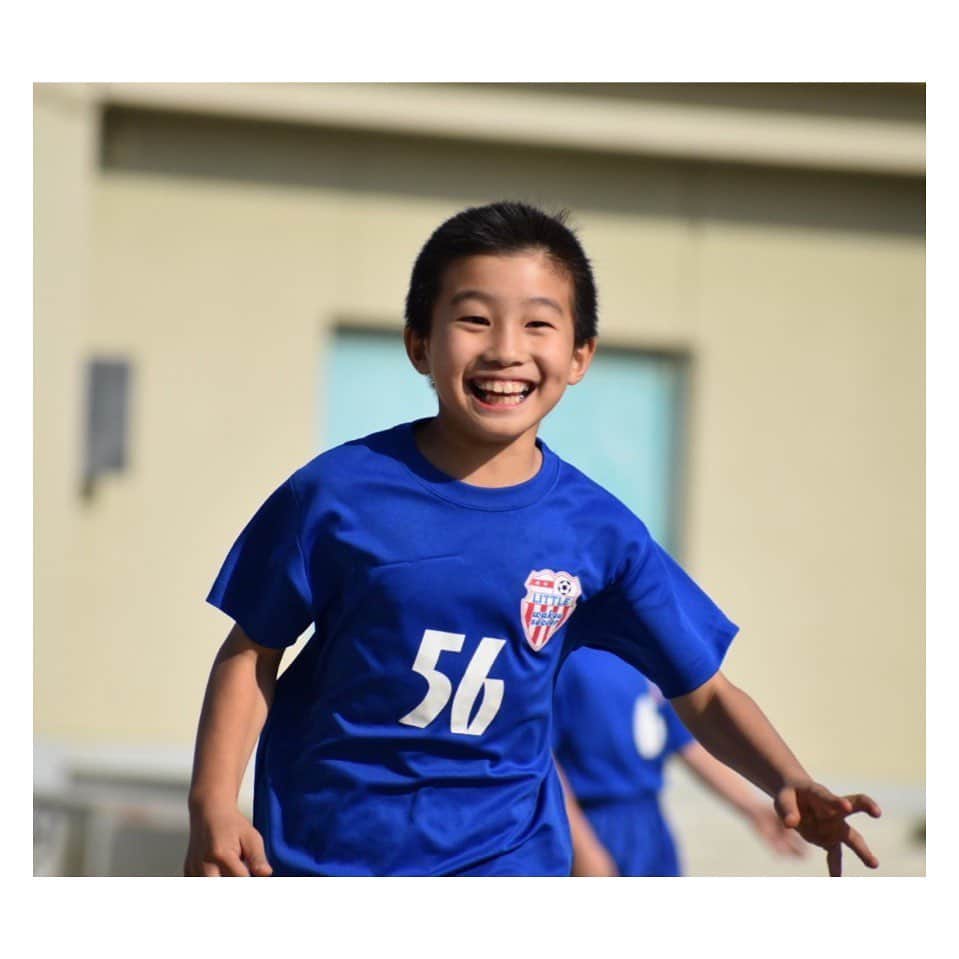 笹峯愛のインスタグラム：「2021.2.14 . 昨日、今日とサッカー練習試合。  ステキな写真をママ達が撮ってくれて それを観るのも楽しい。  こうなるとガチで デデ様に捧げる週末。  一生懸命な子供達に 元気をもらいつつ 体力は、やはり年相応。 嘘はつけませんのん。  疲れました…。  でも子供達の成長には 本当、驚きます。  #サッカー少年 #レバンドフスキ #好き なので #シュート 決めたら #ポーズ」