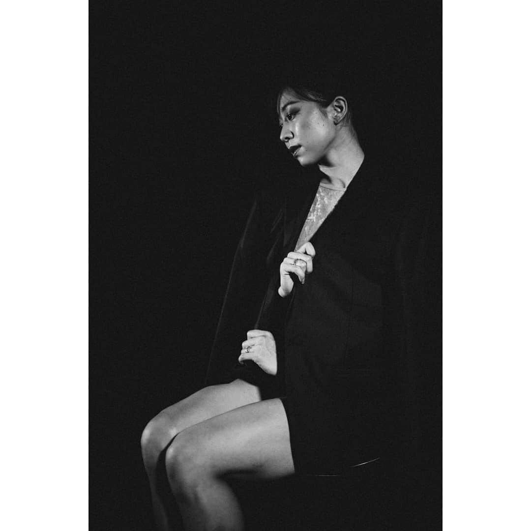 峯岸伽奈のインスタグラム：「. . .  🖤🤍🖤🤍  Happy valentine's day!  旧正月にバレンタインで、赤で盛上がる中の白黒🙇  📸@rafanastasia」